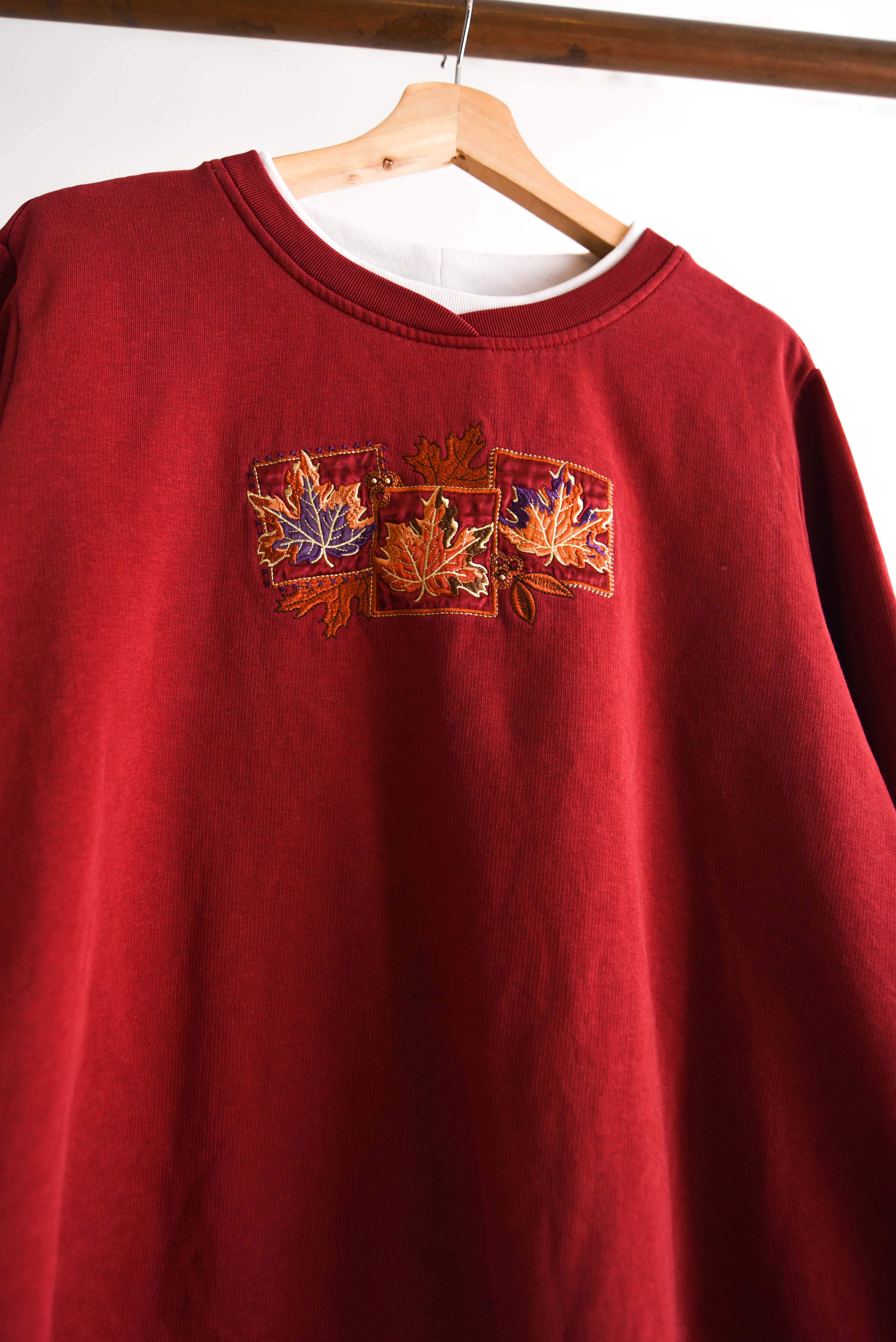 Polerón rojo otoñal bordado