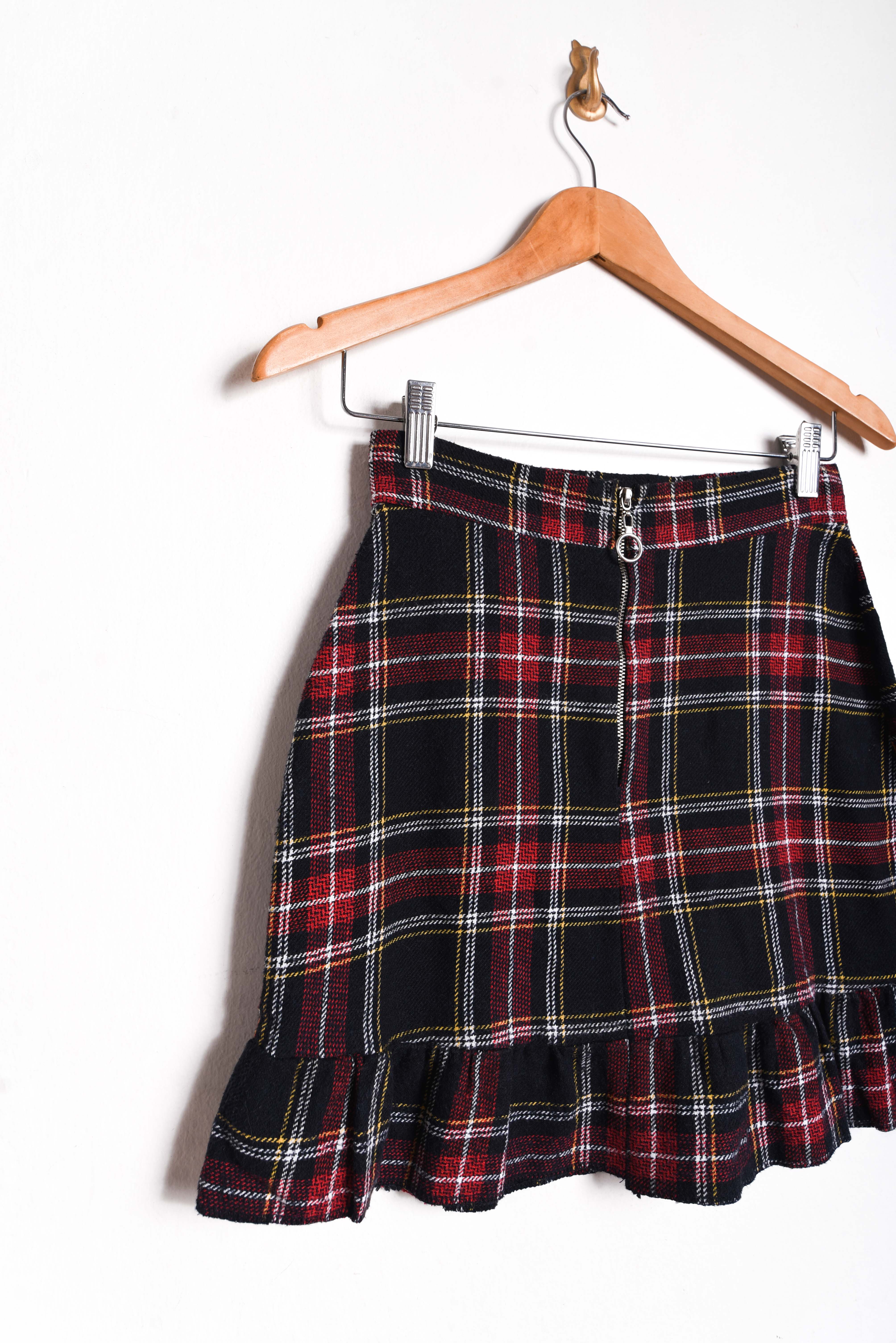 Mini falda negra tartán vuelos