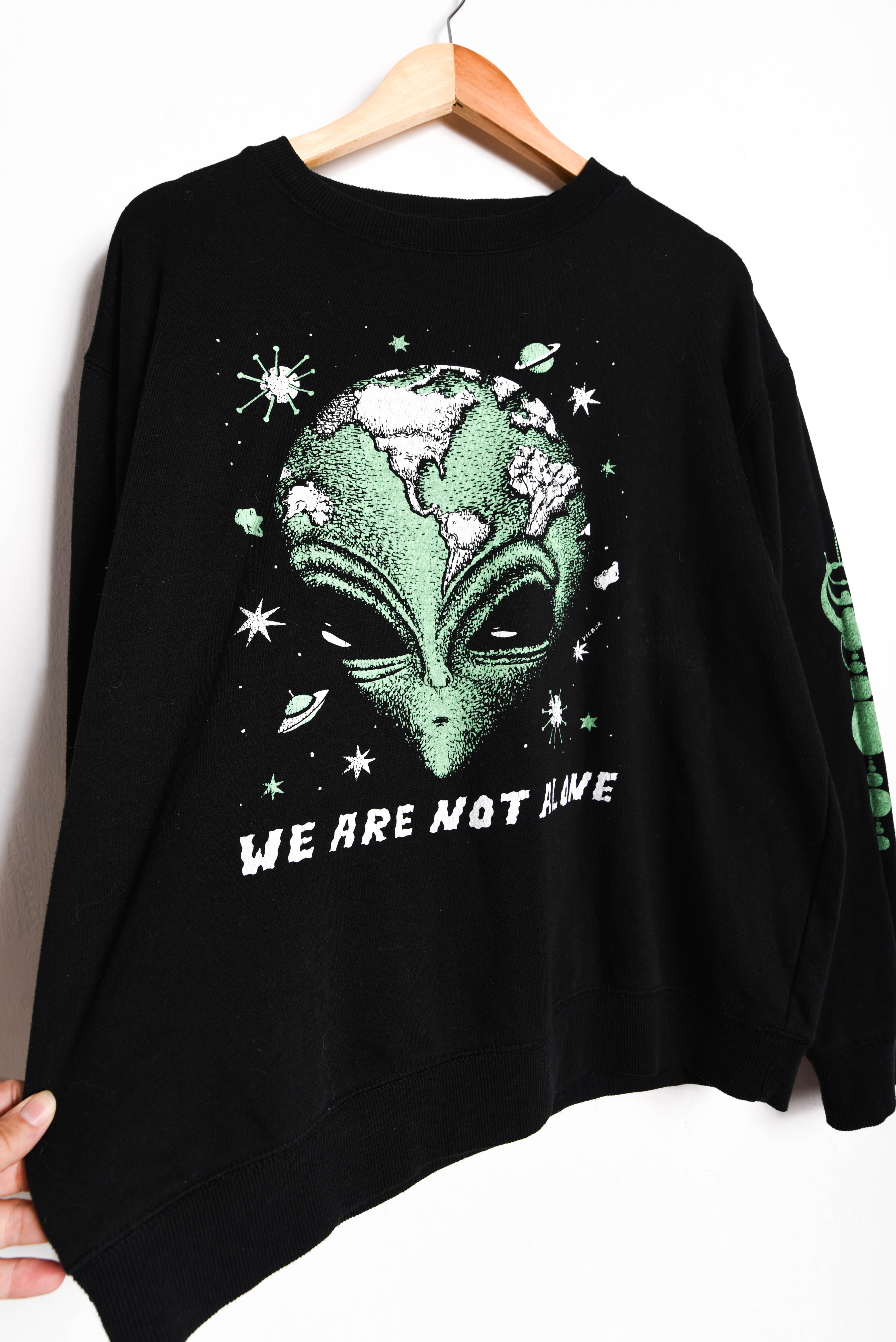 Polerón We are not Alone