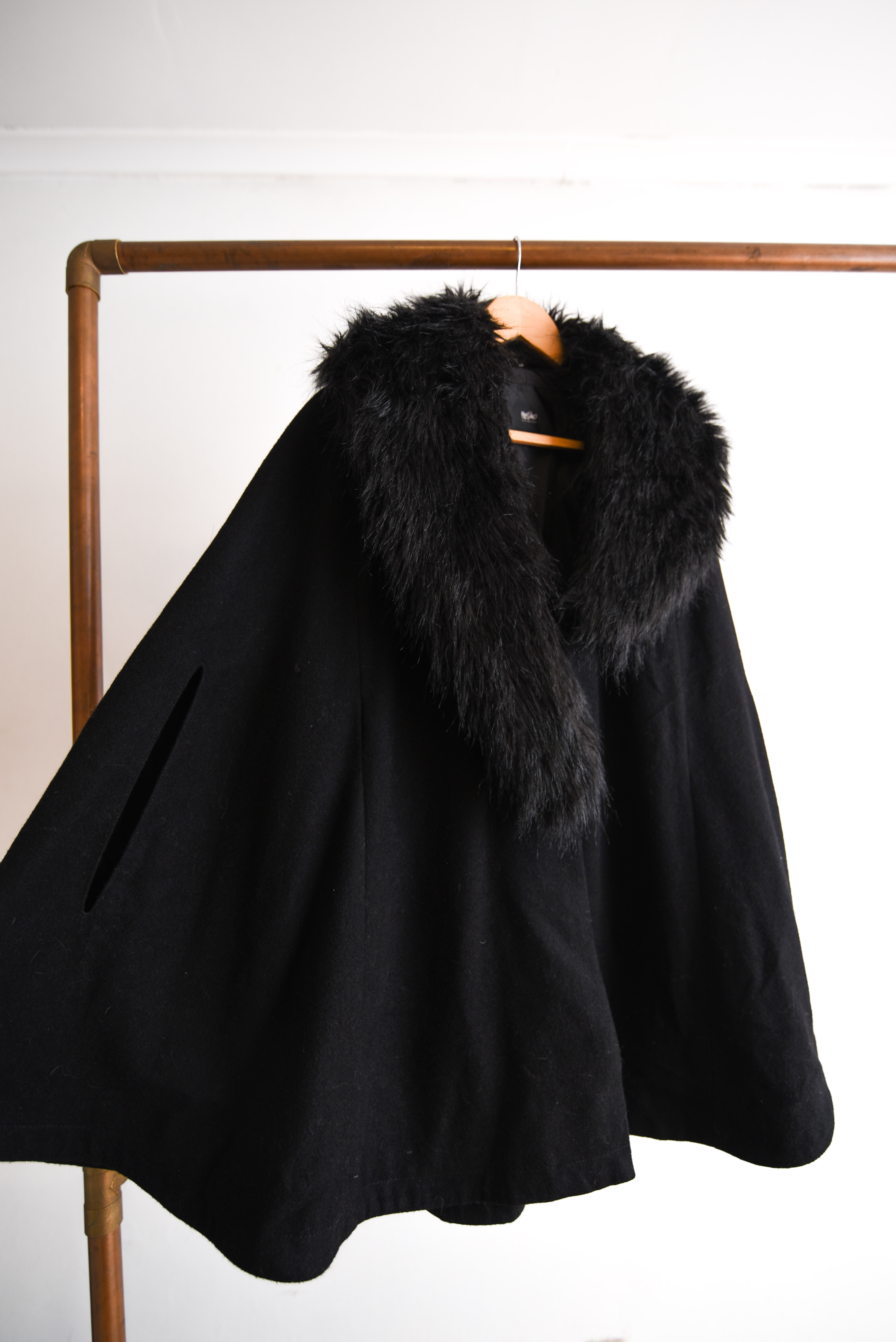 Capa negra lana peludo