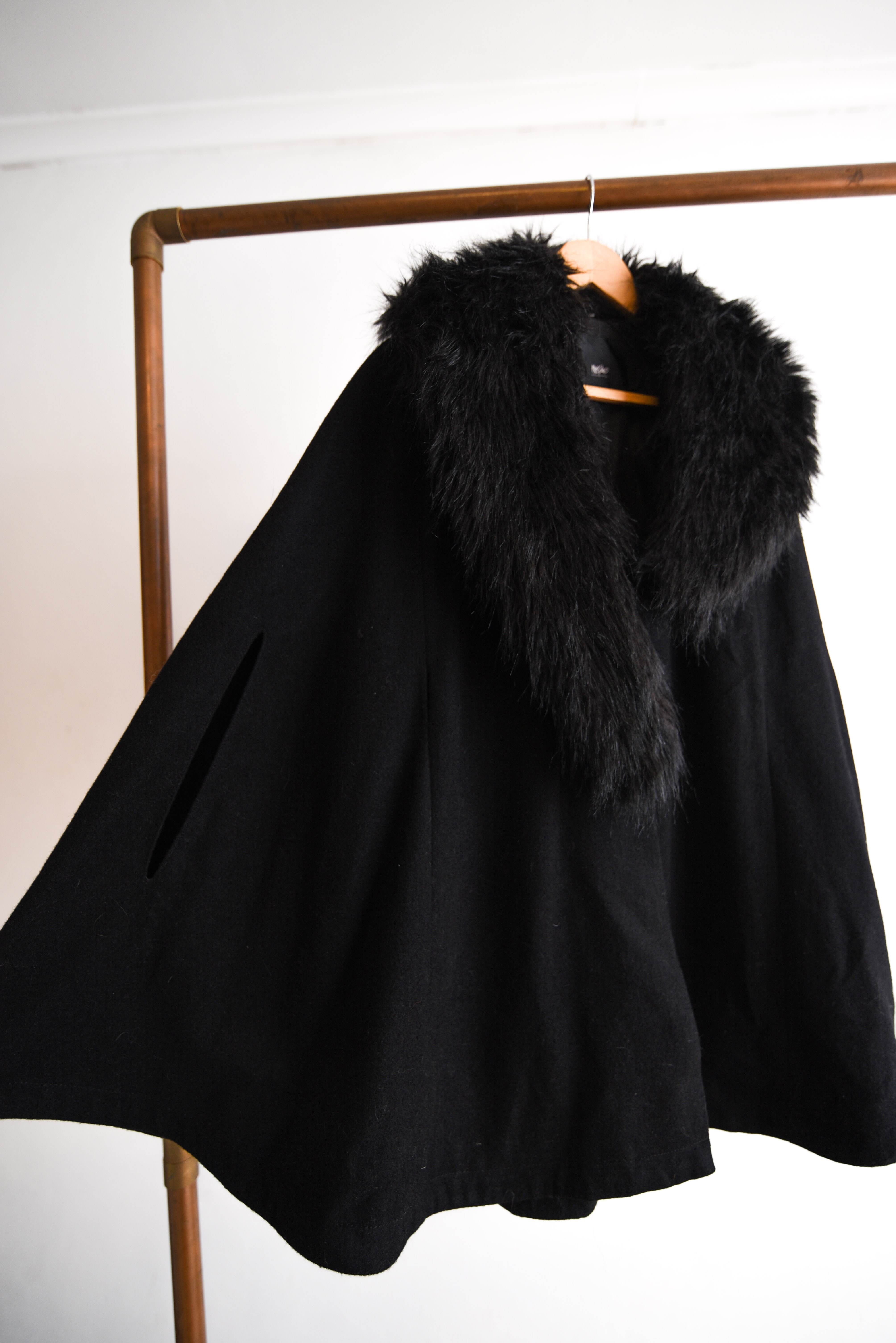 Capa negra lana peludo