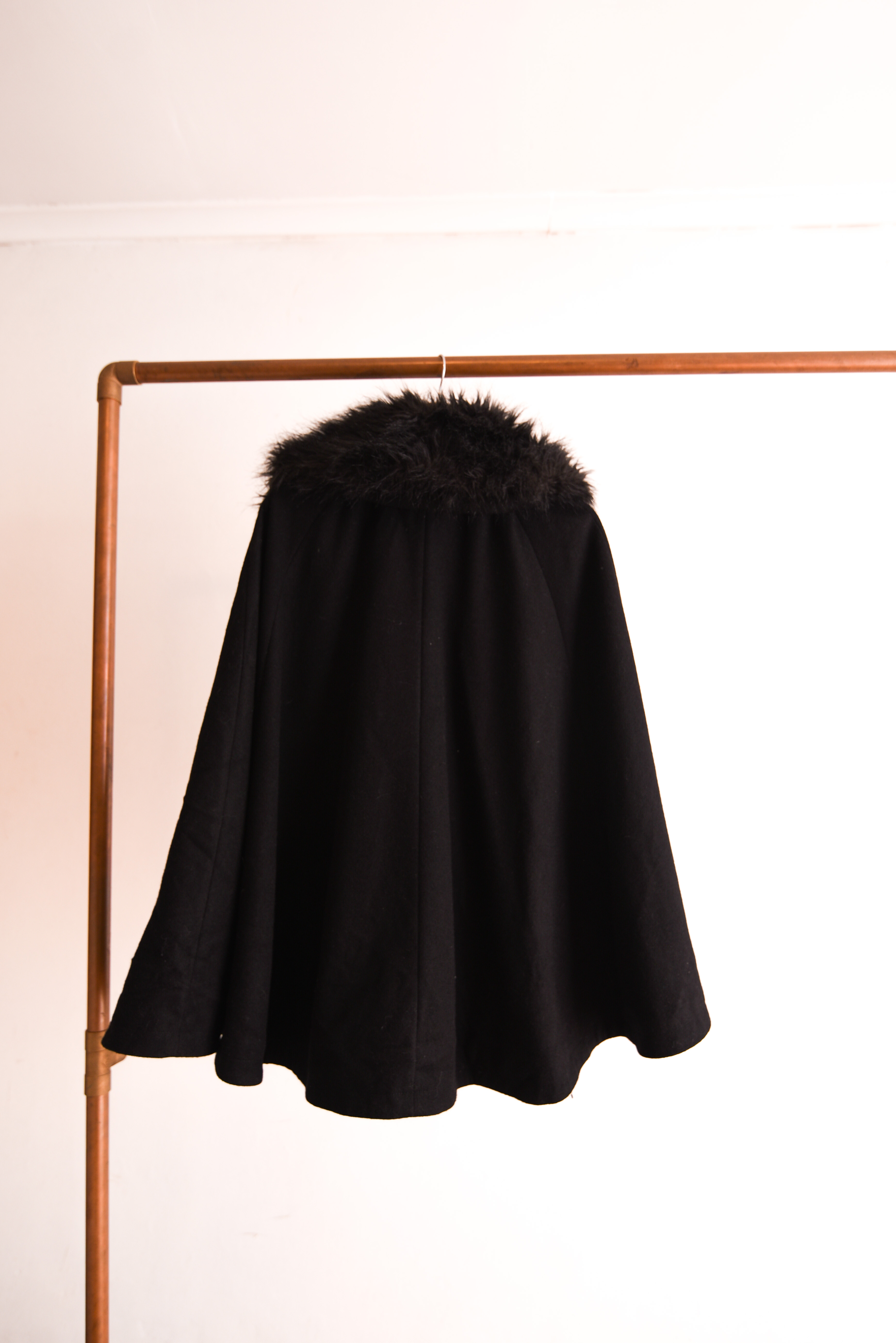 Capa negra lana peludo