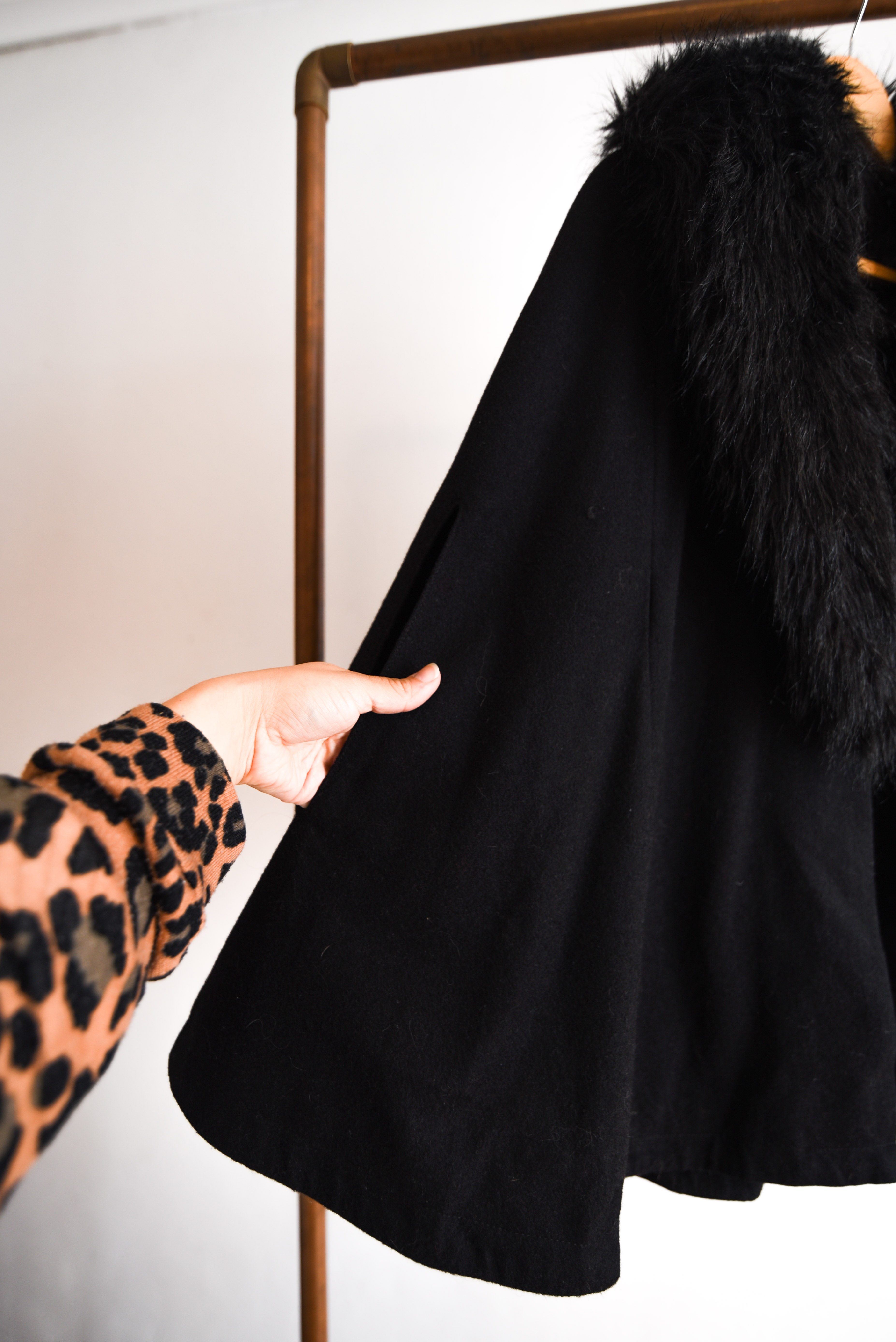 Capa negra lana peludo