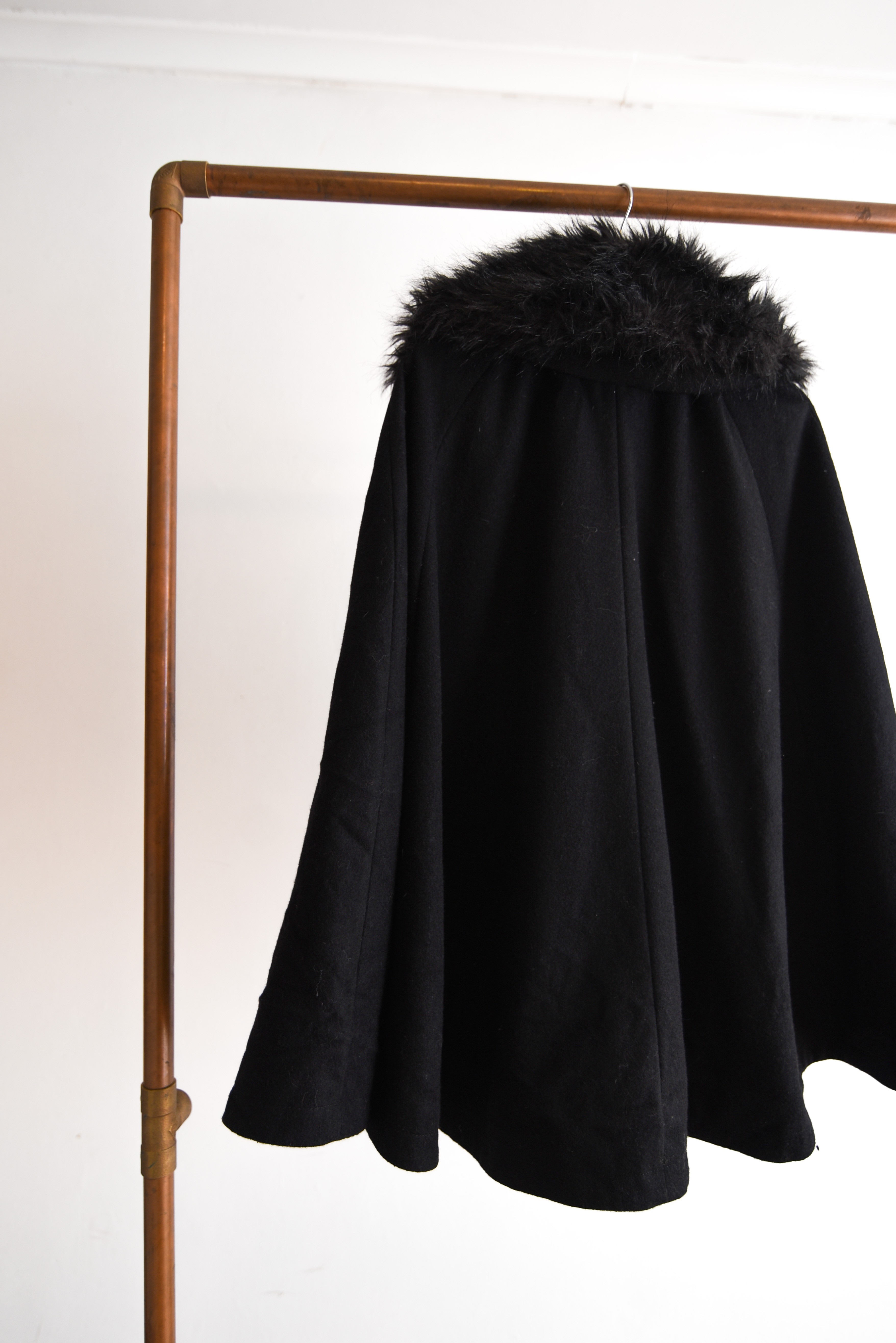 Capa negra lana peludo