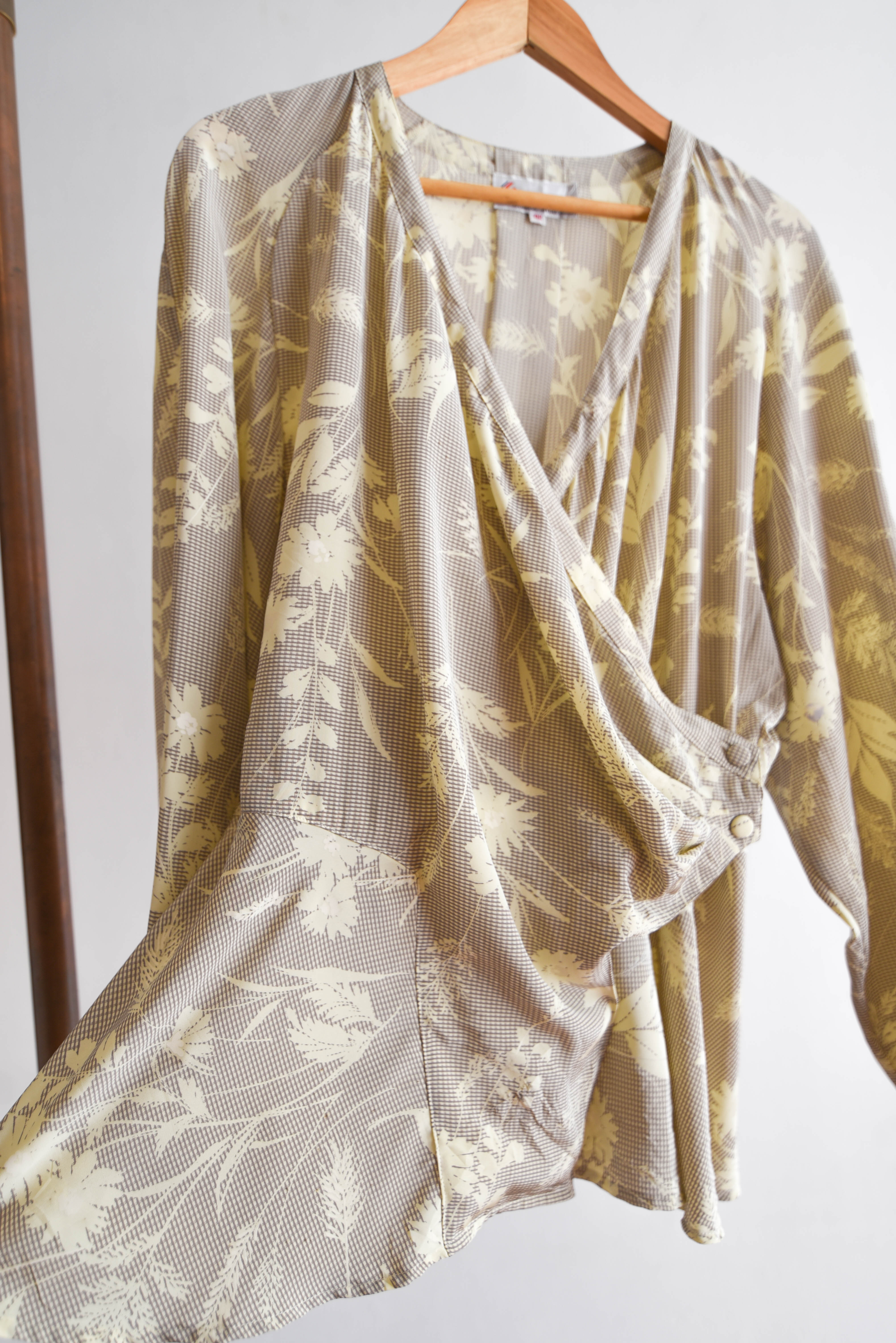 Blusa envolvente vintage floral