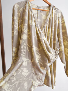 Blusa envolvente vintage floral