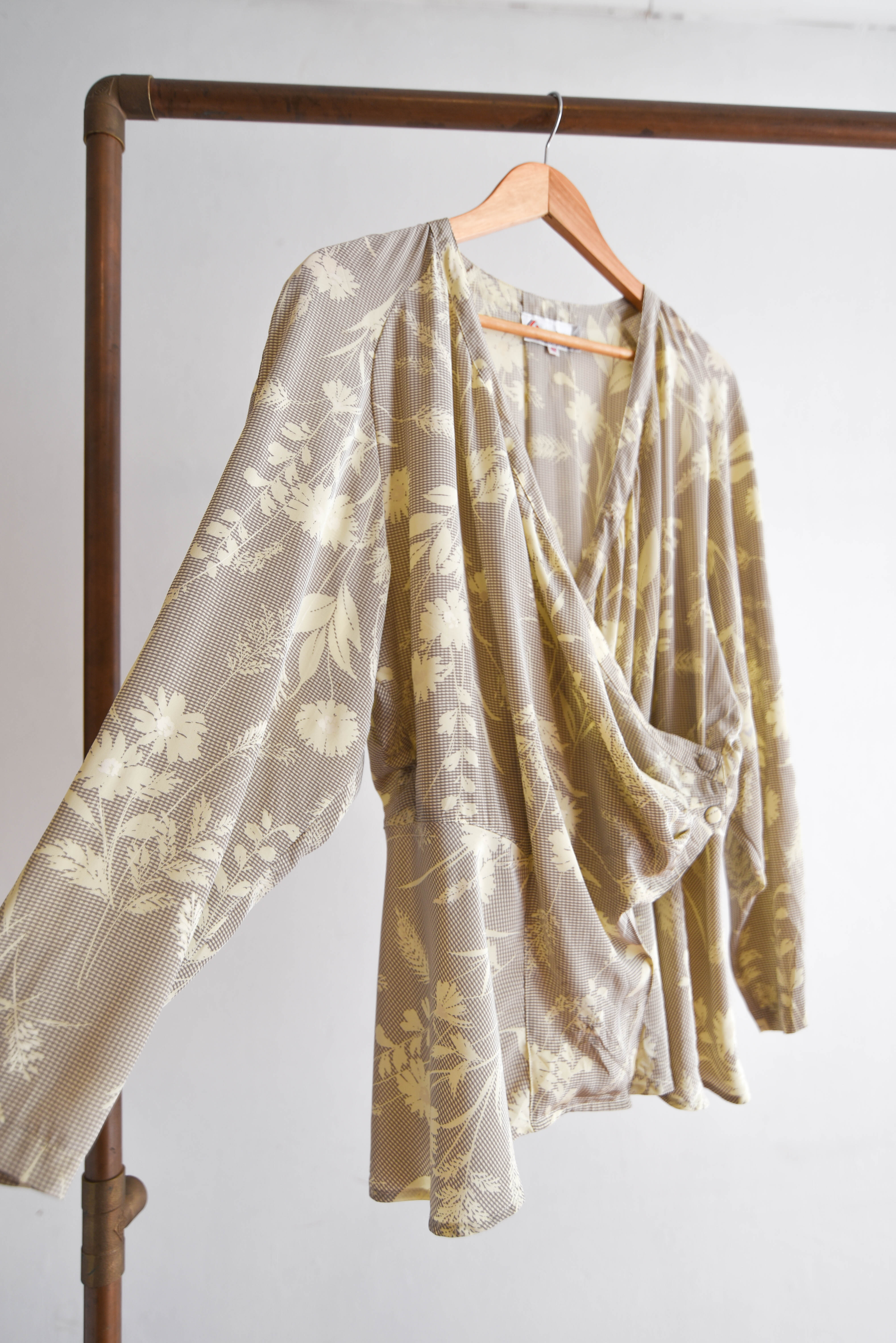 Blusa envolvente vintage floral