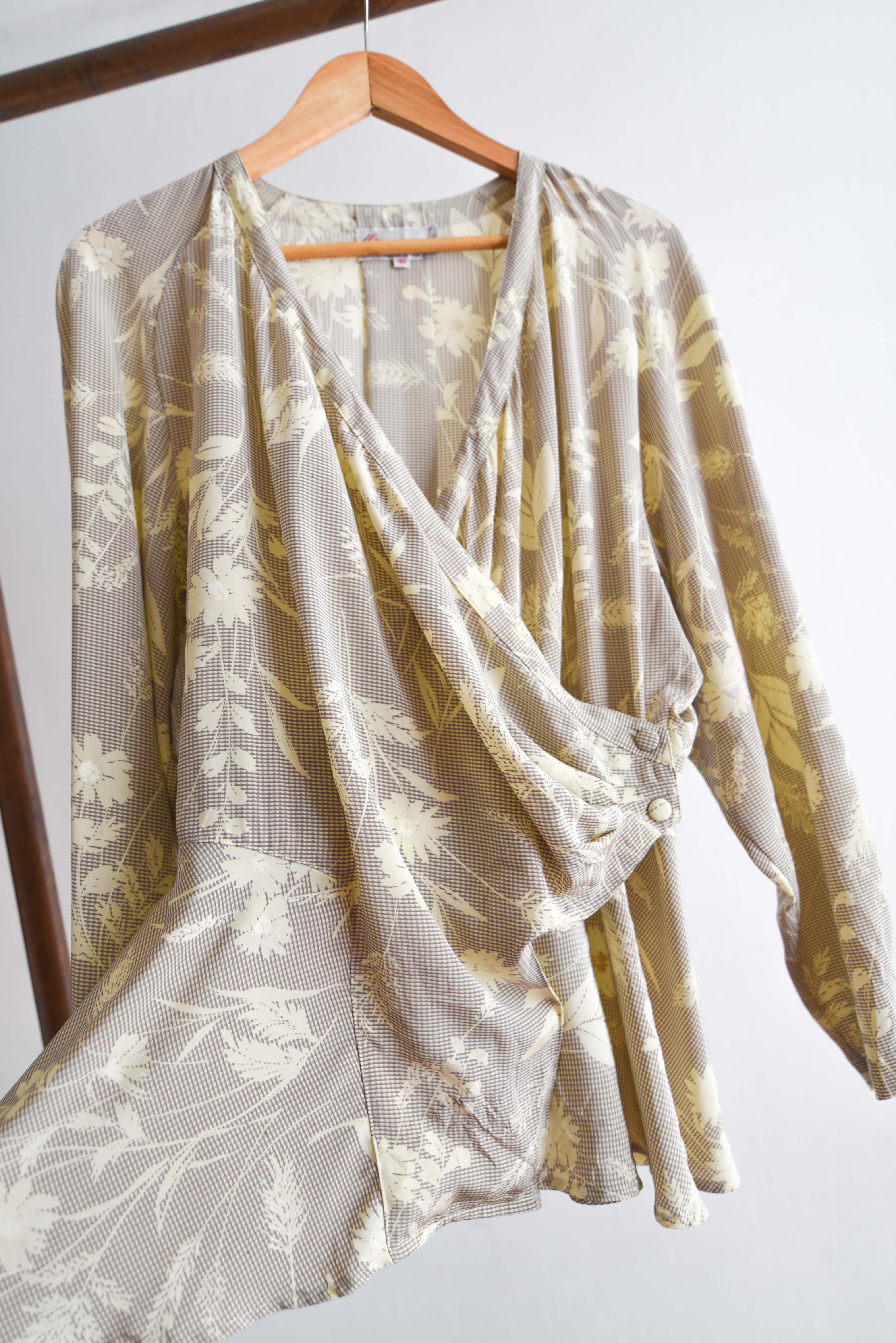 Blusa envolvente vintage floral