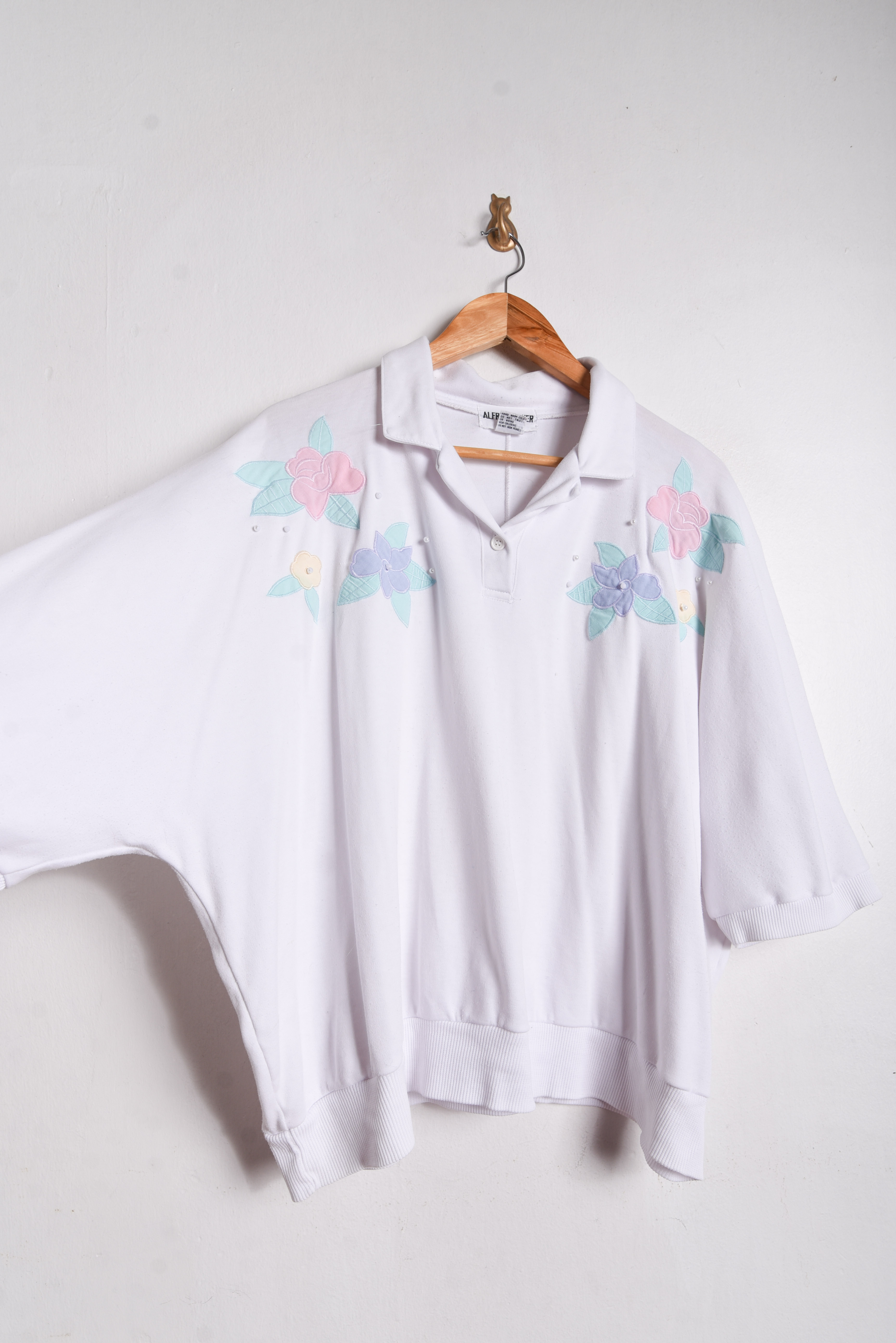 Polera blanca bordado pastel