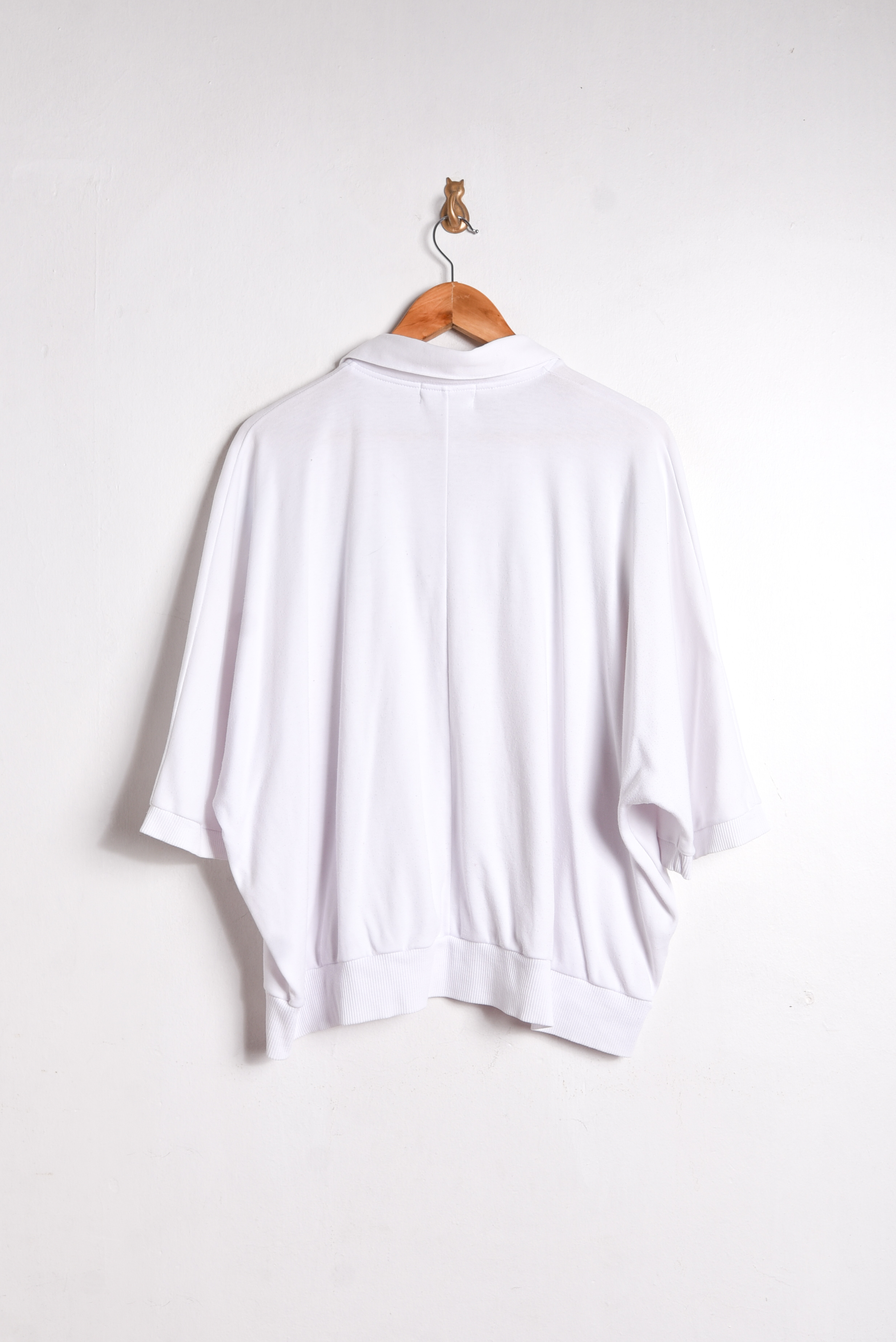 Polera blanca bordado pastel