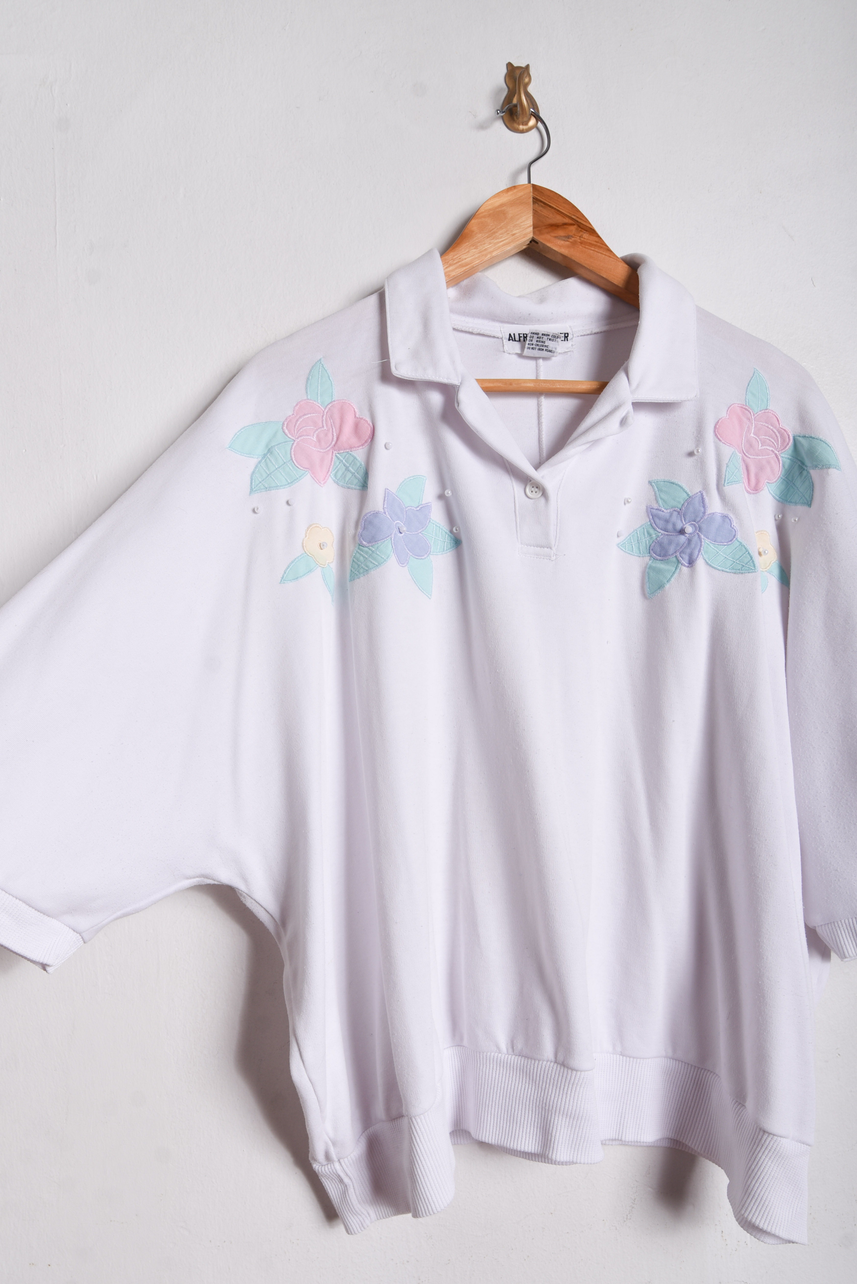 Polera blanca bordado pastel