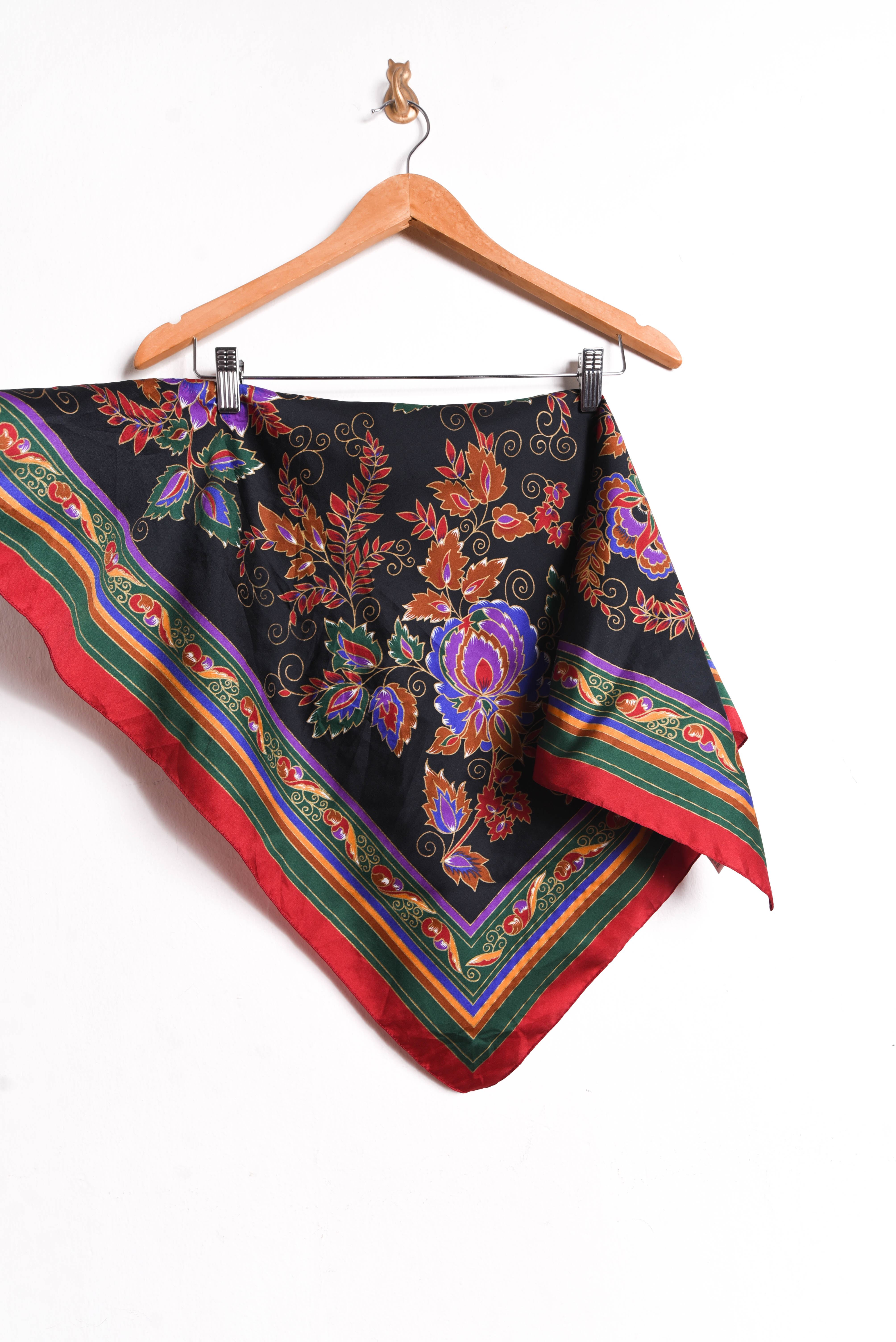 Pañuelo rojo y negro ornamental