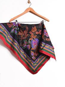 Pañuelo rojo y negro ornamental