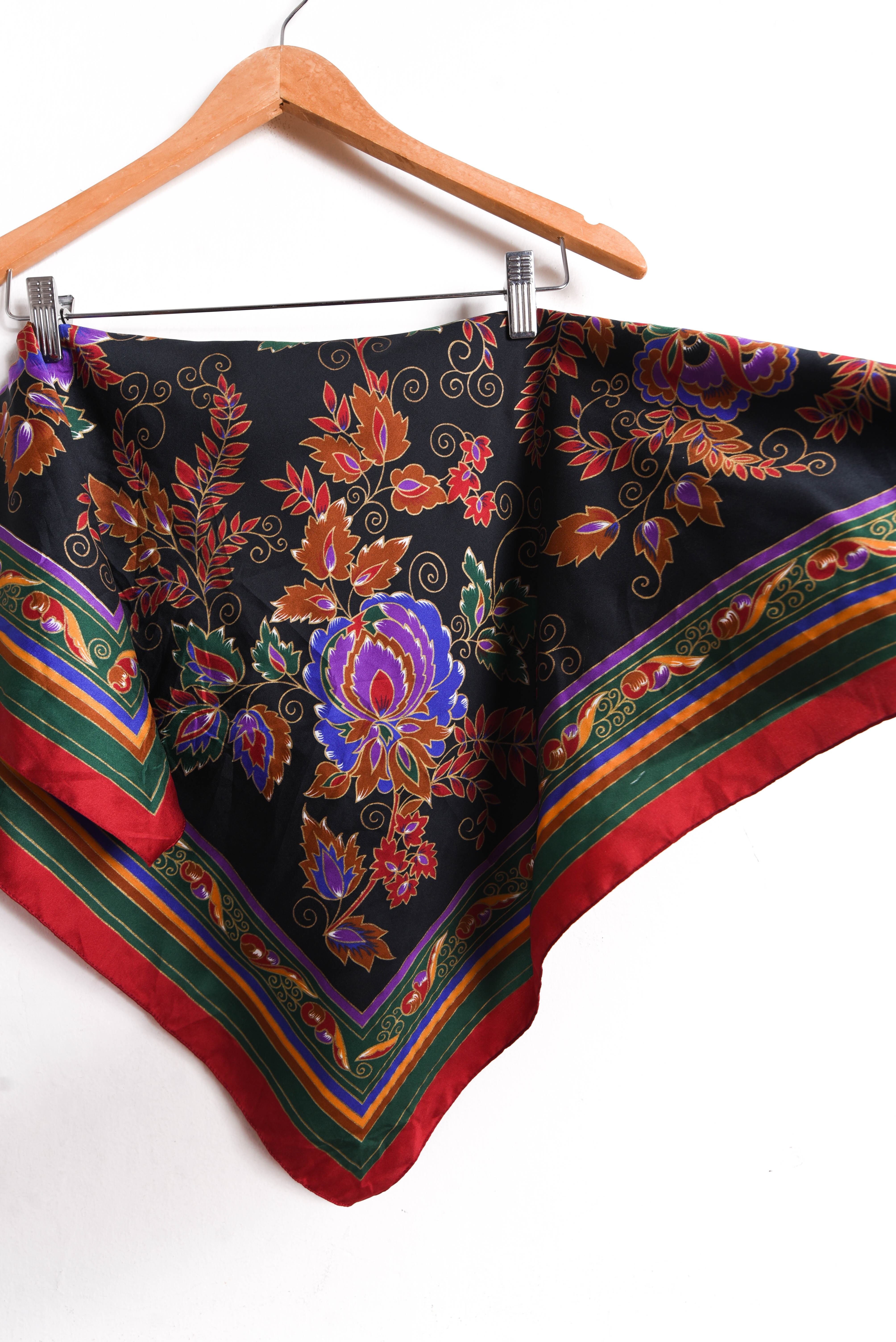 Pañuelo rojo y negro ornamental