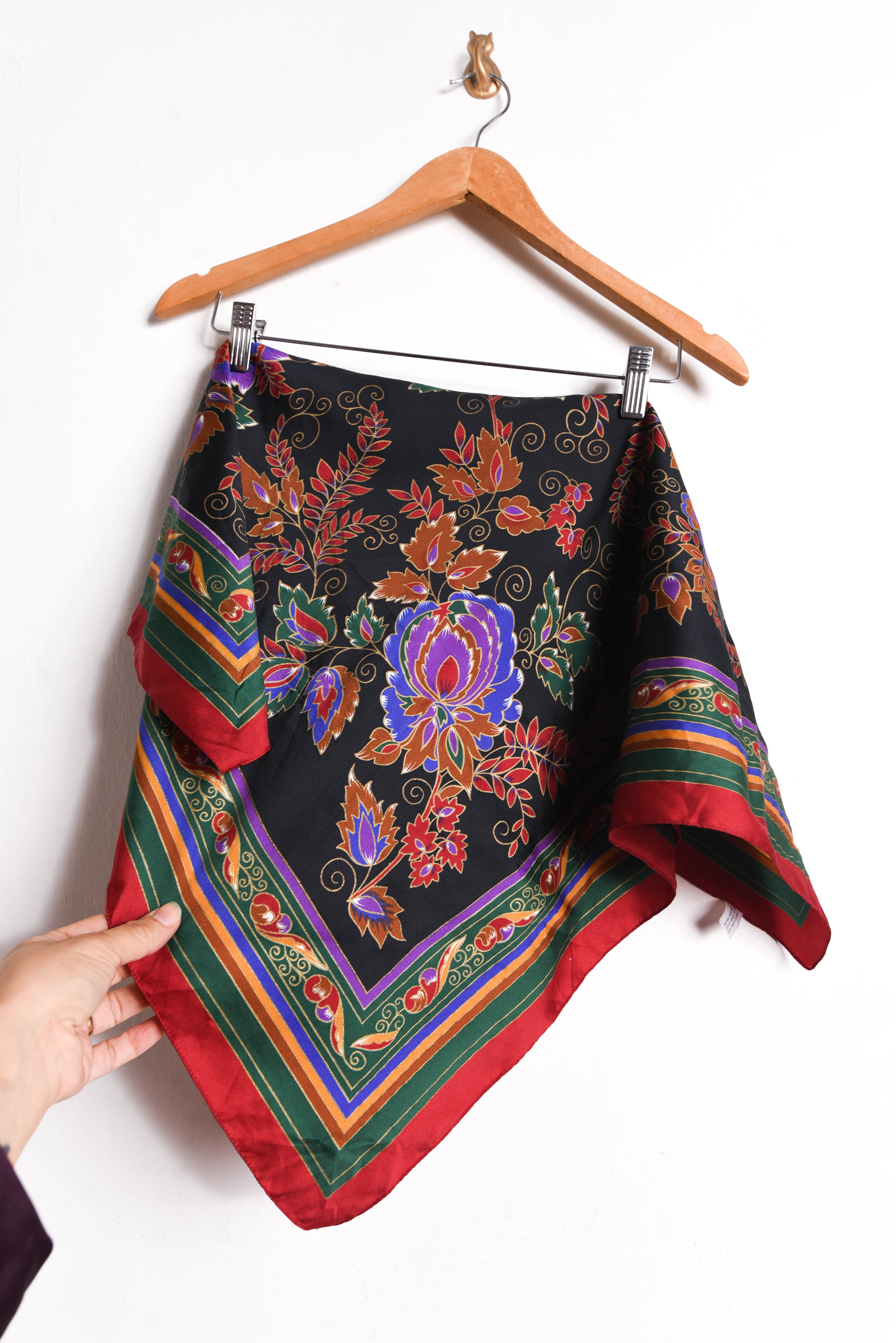 Pañuelo rojo y negro ornamental