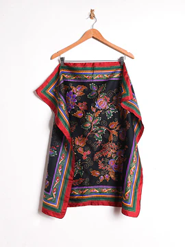 Pañuelo rojo y negro ornamental