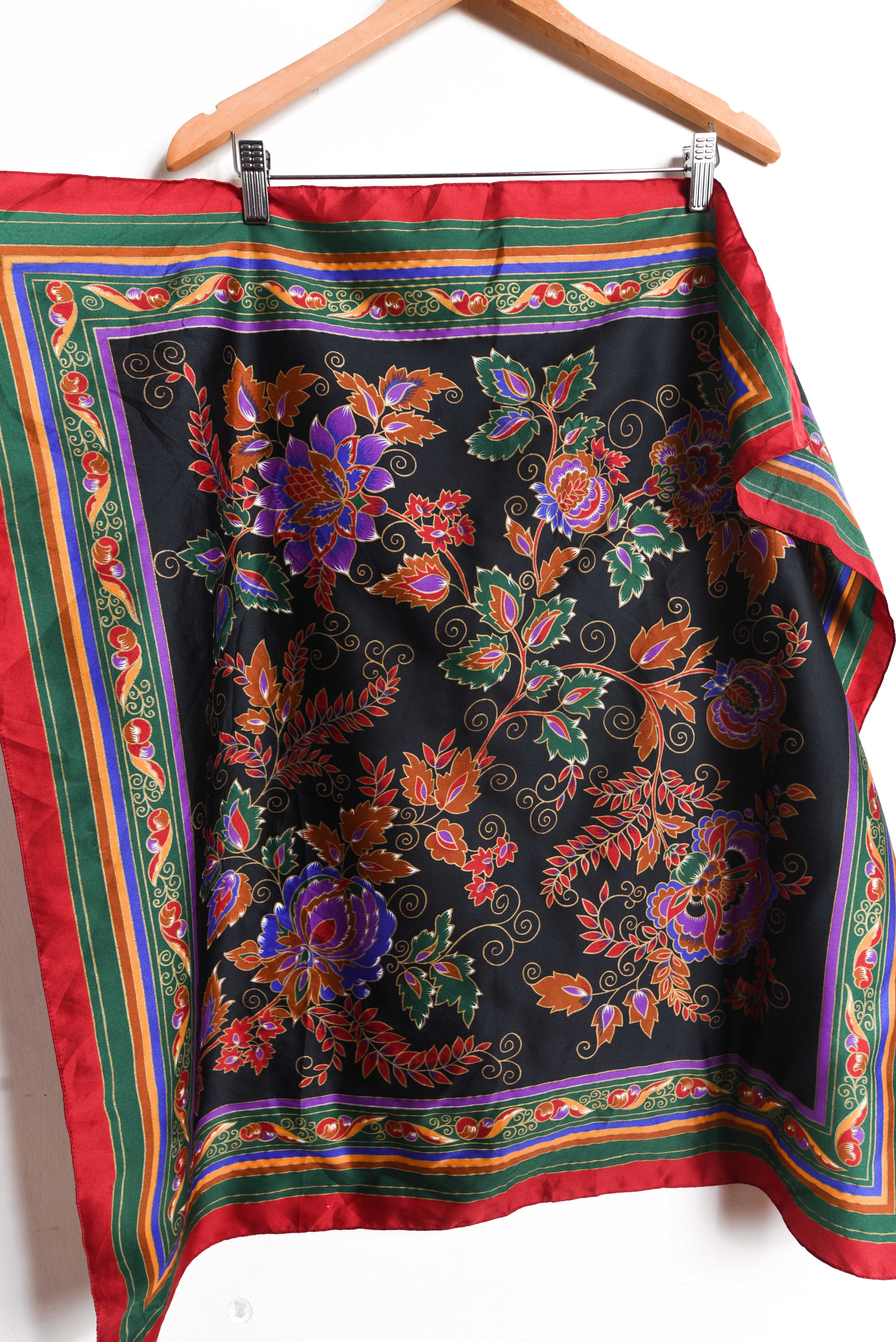 Pañuelo rojo y negro ornamental