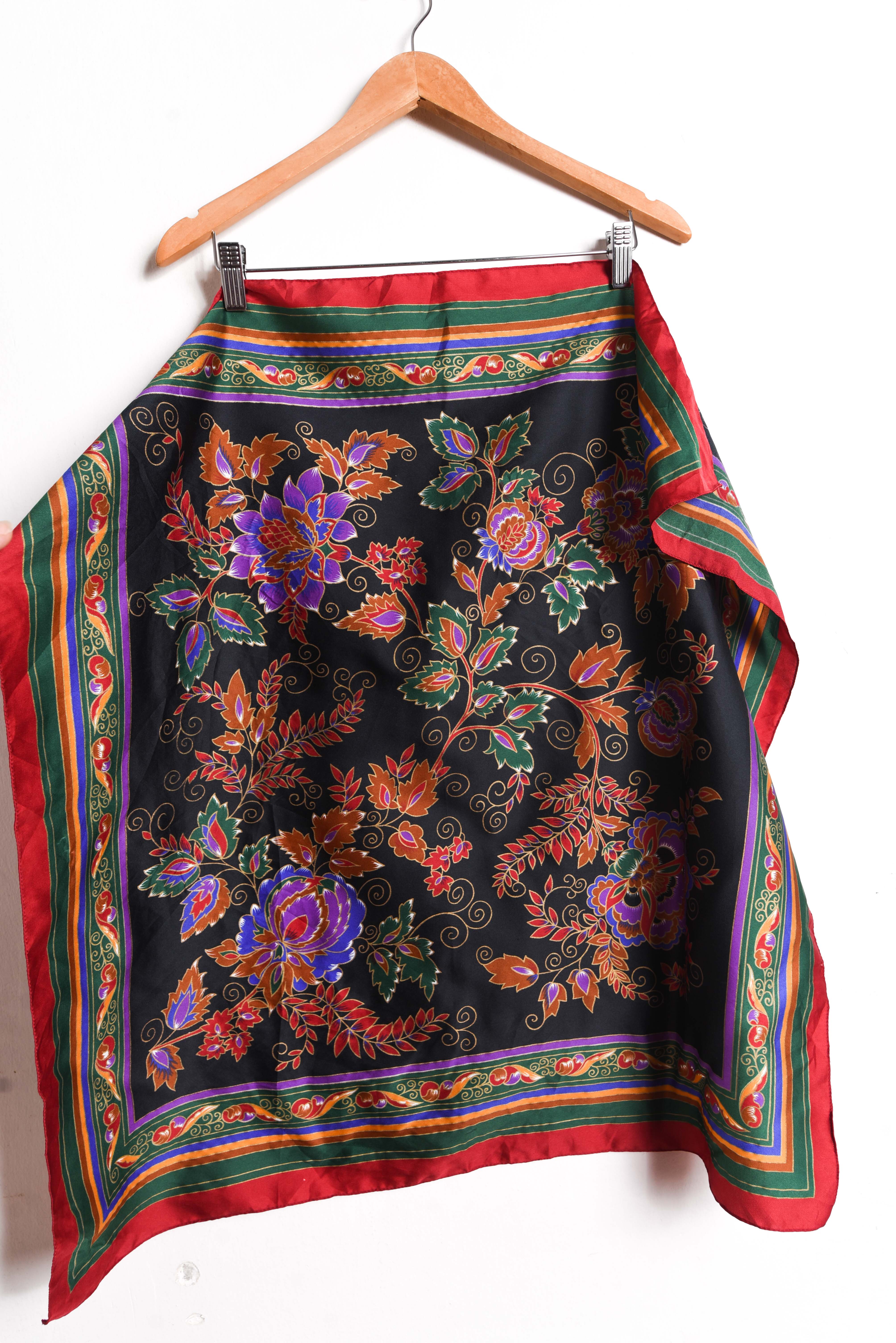 Pañuelo rojo y negro ornamental