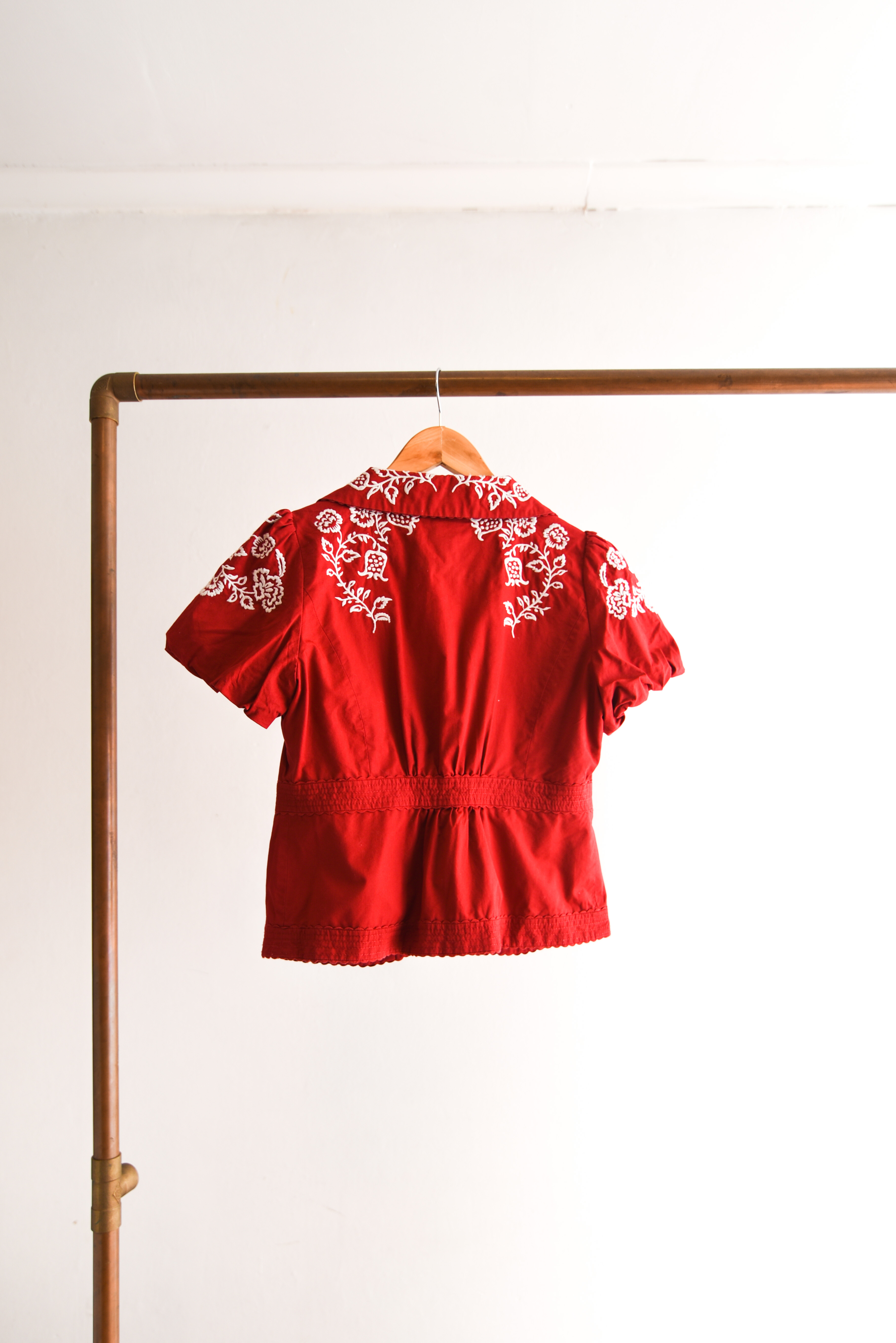 Chaqueta roja cuellito bordado