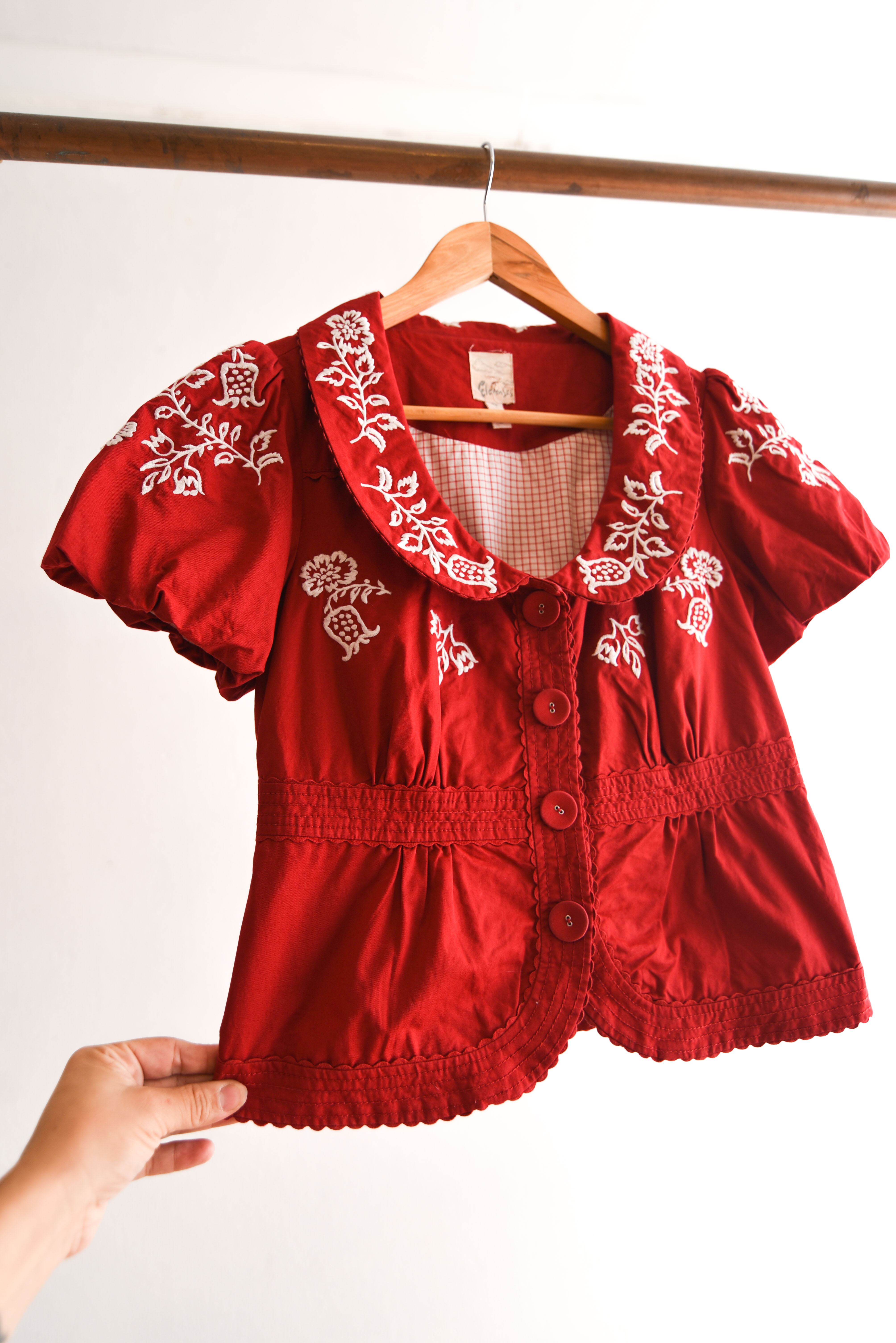 Chaqueta roja cuellito bordado