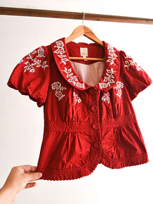 Chaqueta roja cuellito bordado
