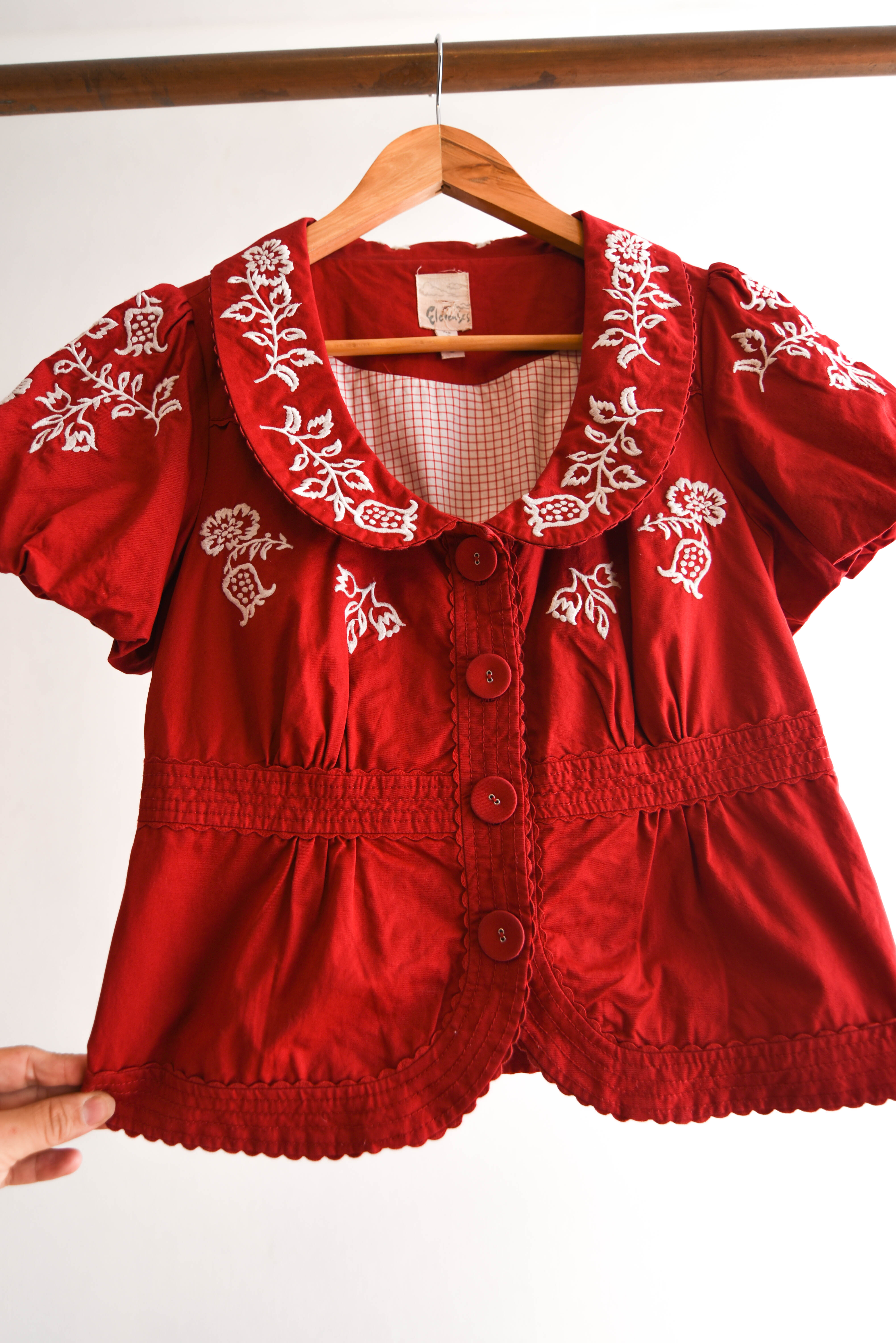 Chaqueta roja cuellito bordado