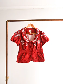 Chaqueta roja cuellito bordado