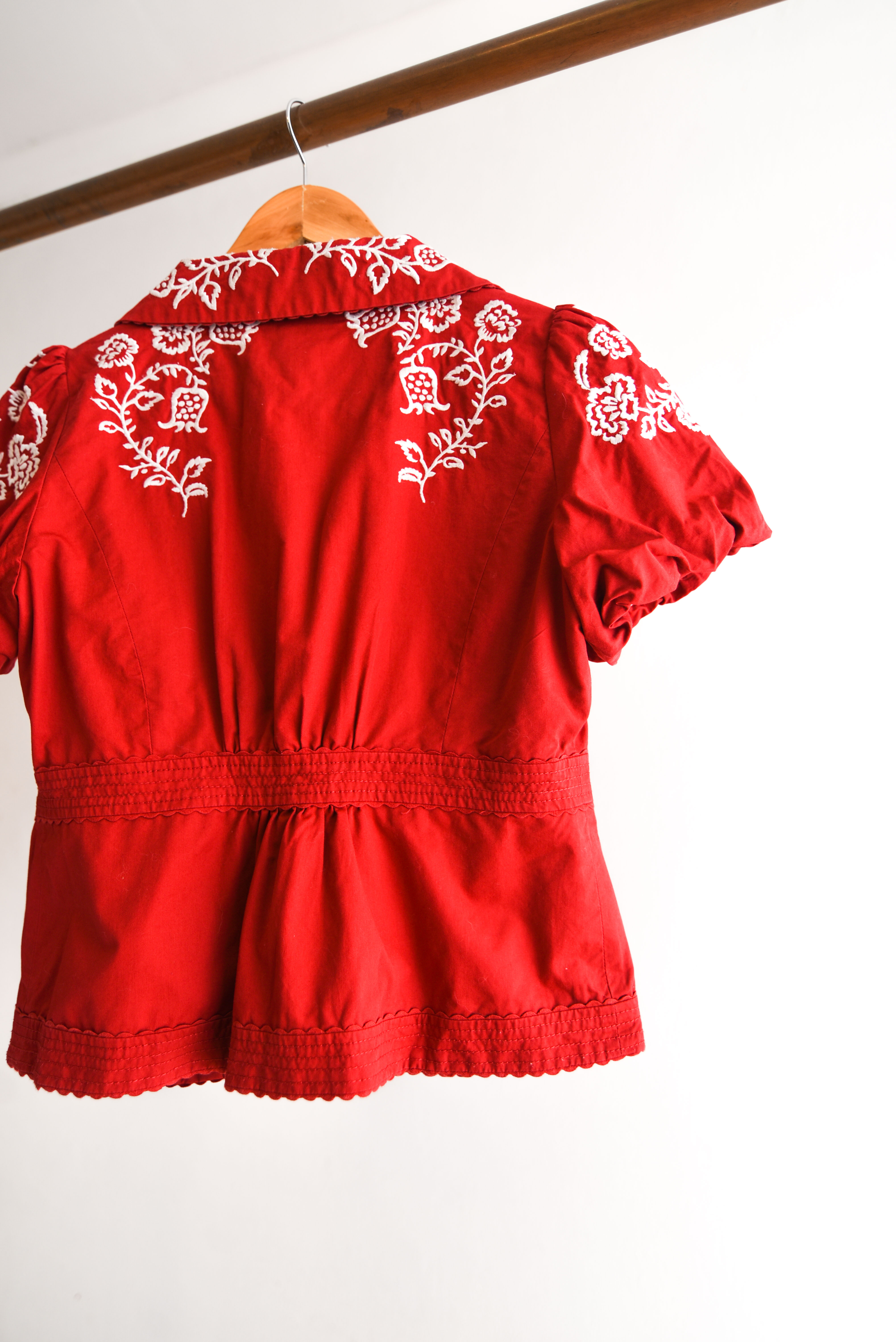 Chaqueta roja cuellito bordado