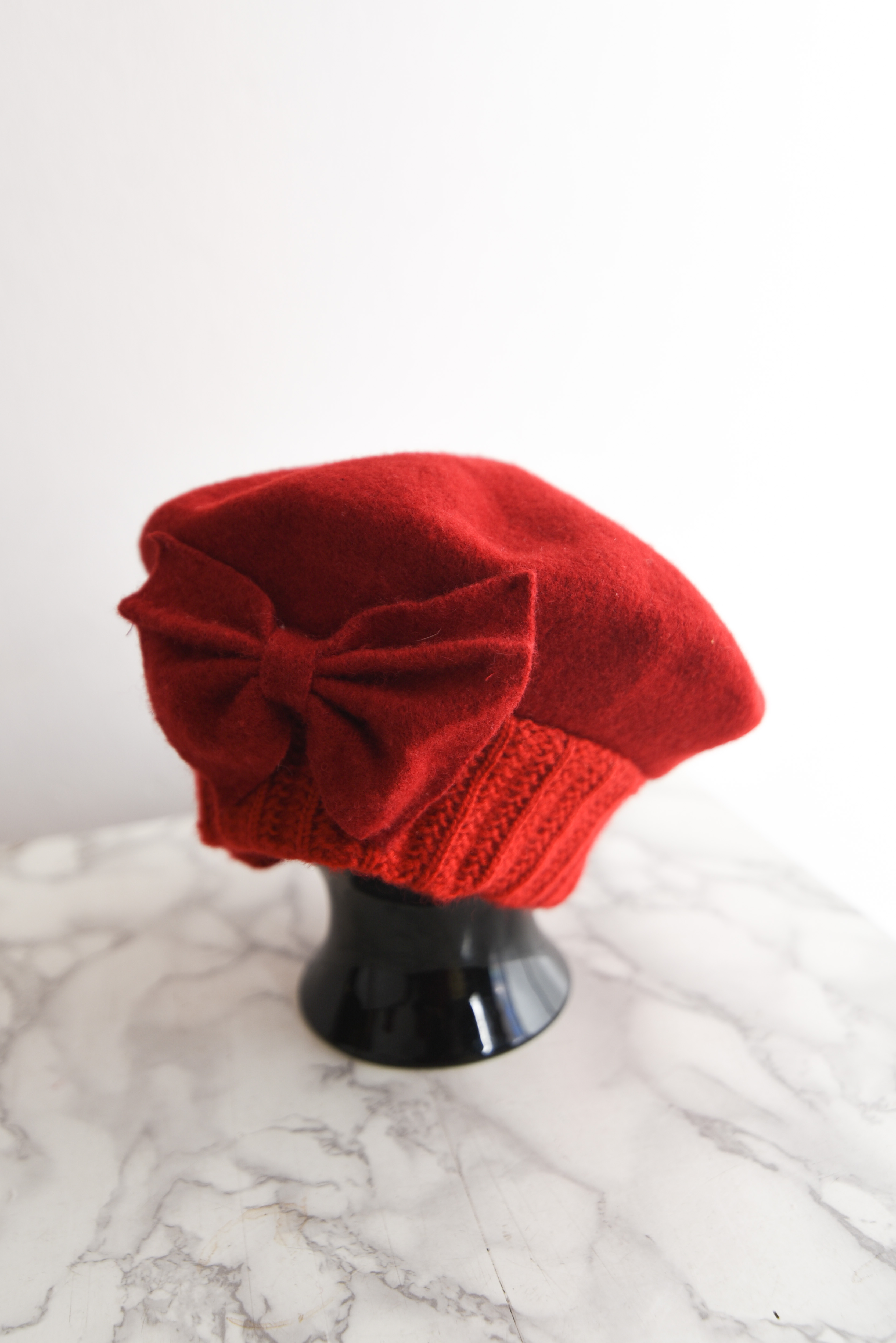 Boina roja lana bow