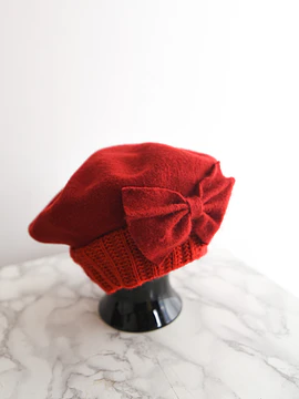 Boina roja lana bow