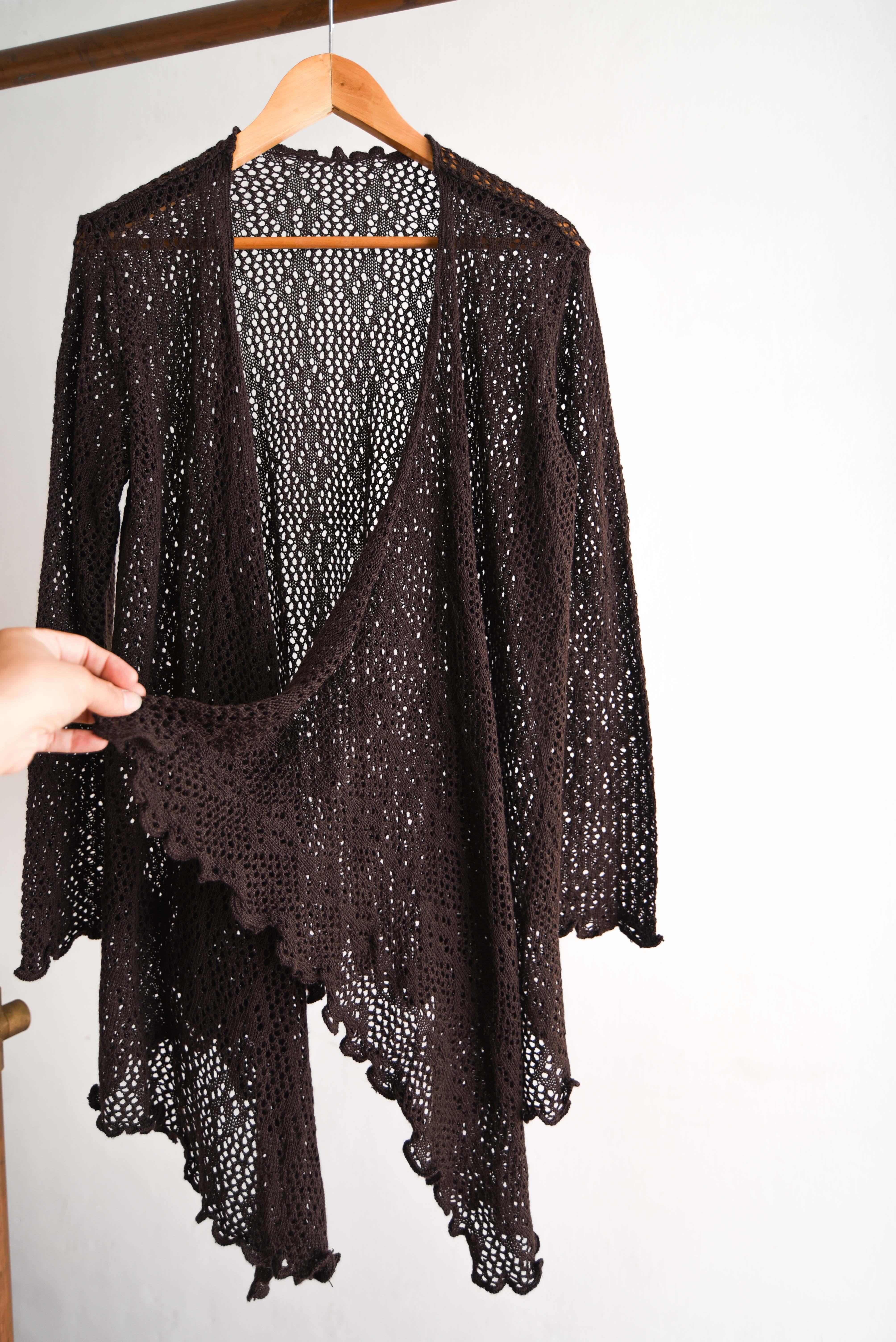 Cardigan café calado asimétrico