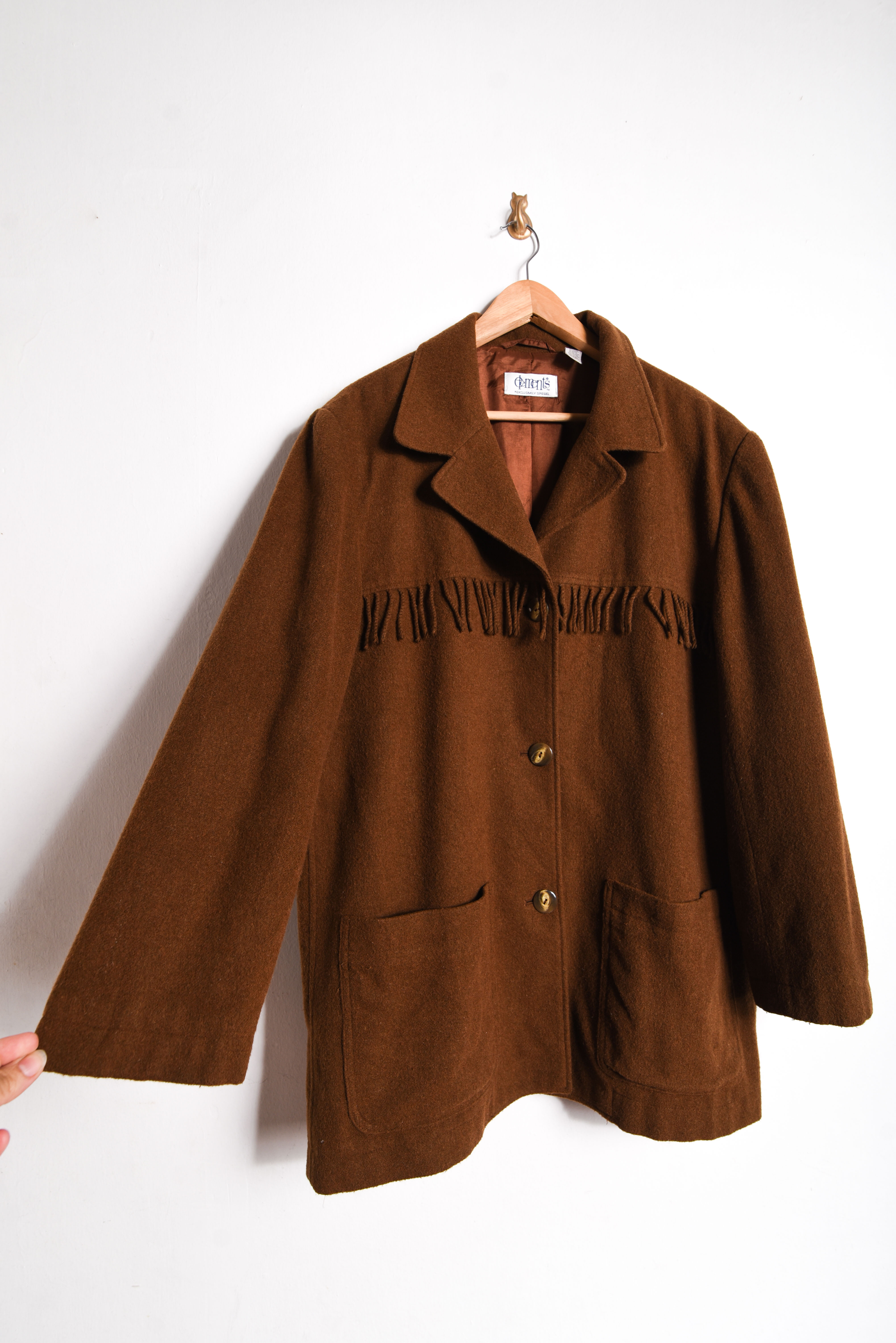 Abrigo café lana flecos