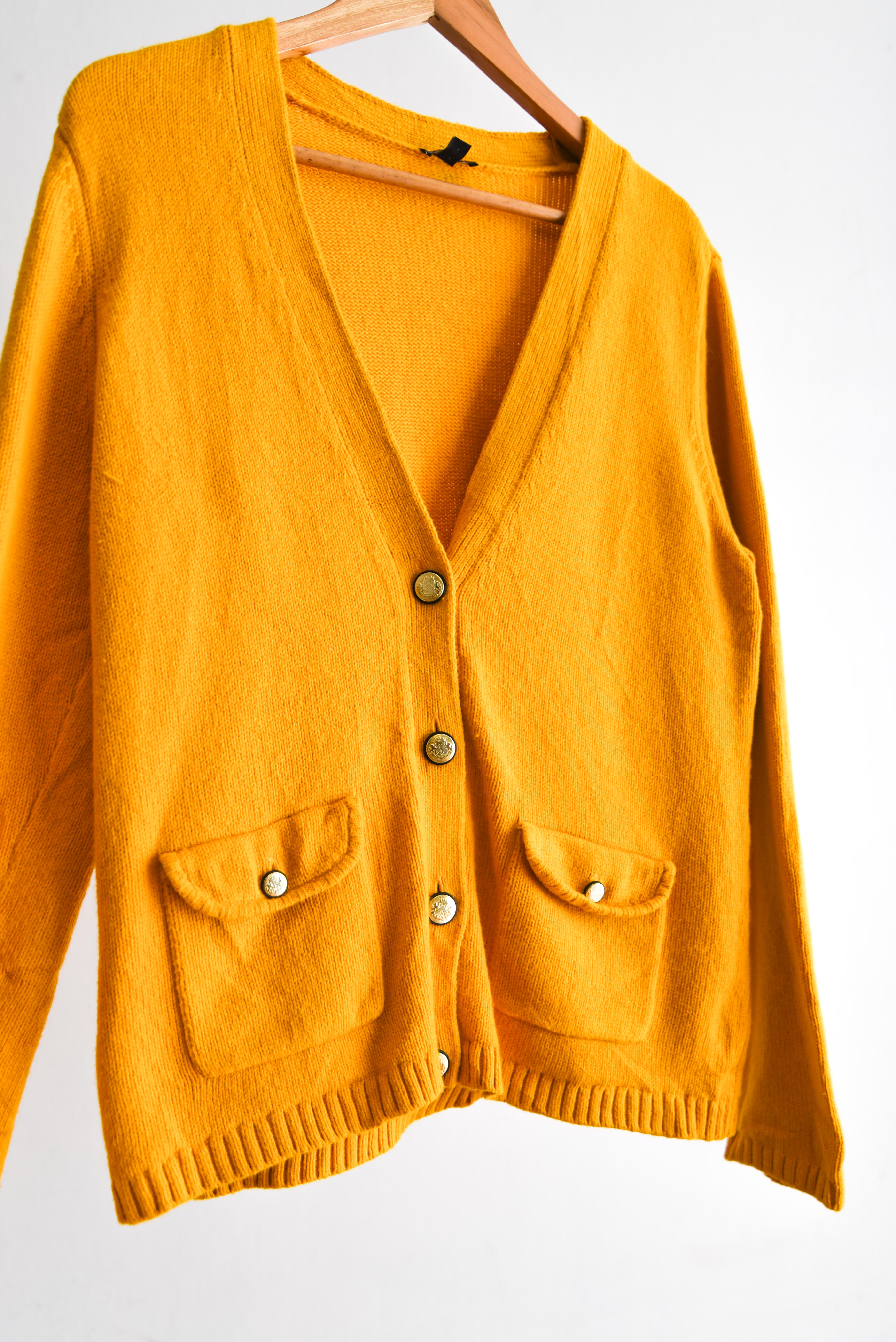 Cardigan amarillo botones dorados