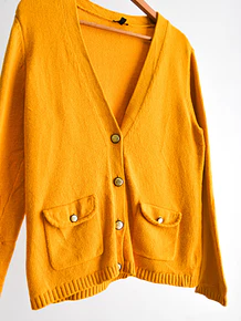 Cardigan amarillo botones dorados