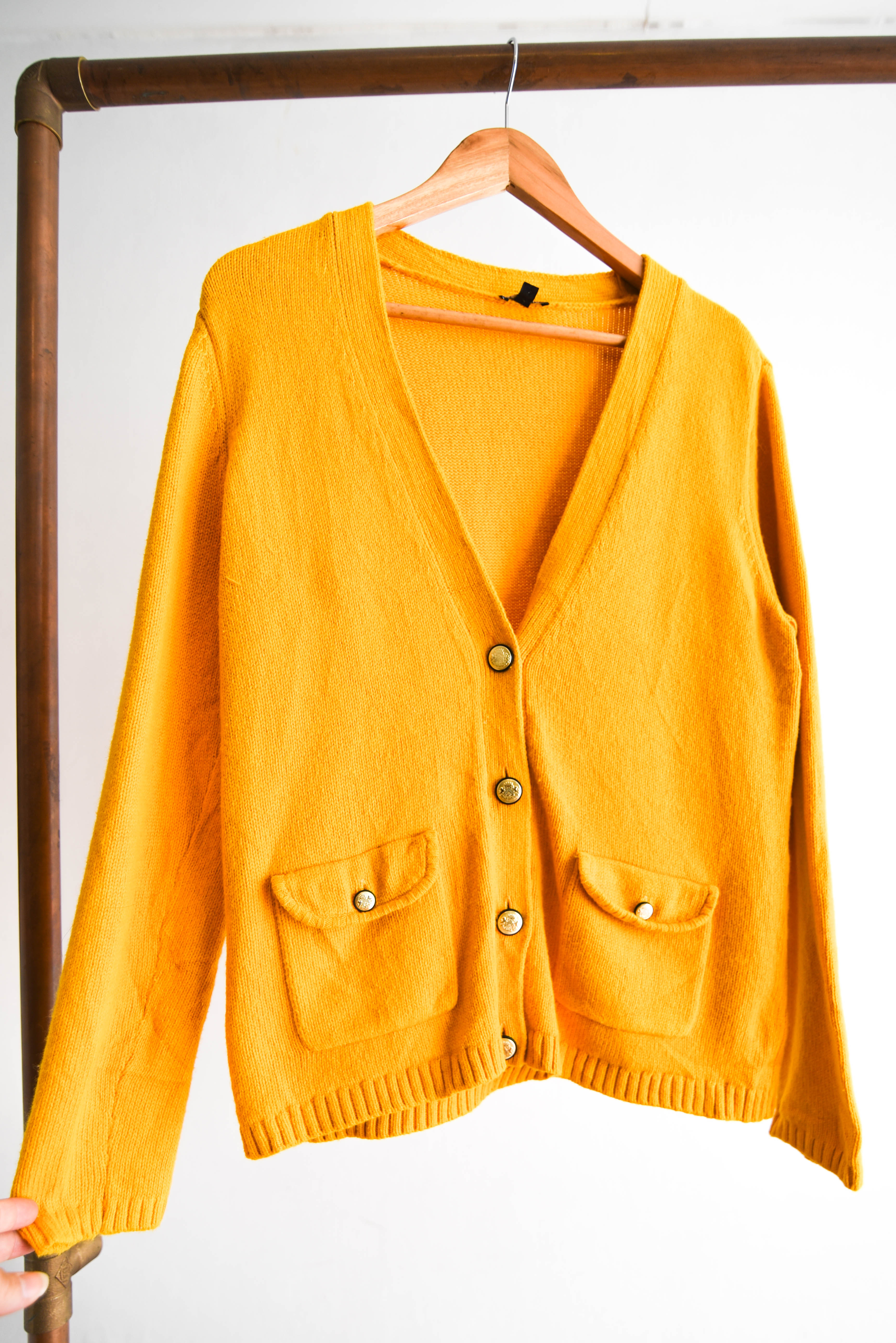 Cardigan amarillo botones dorados