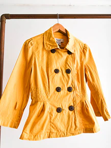 Chaqueta mostaza botones