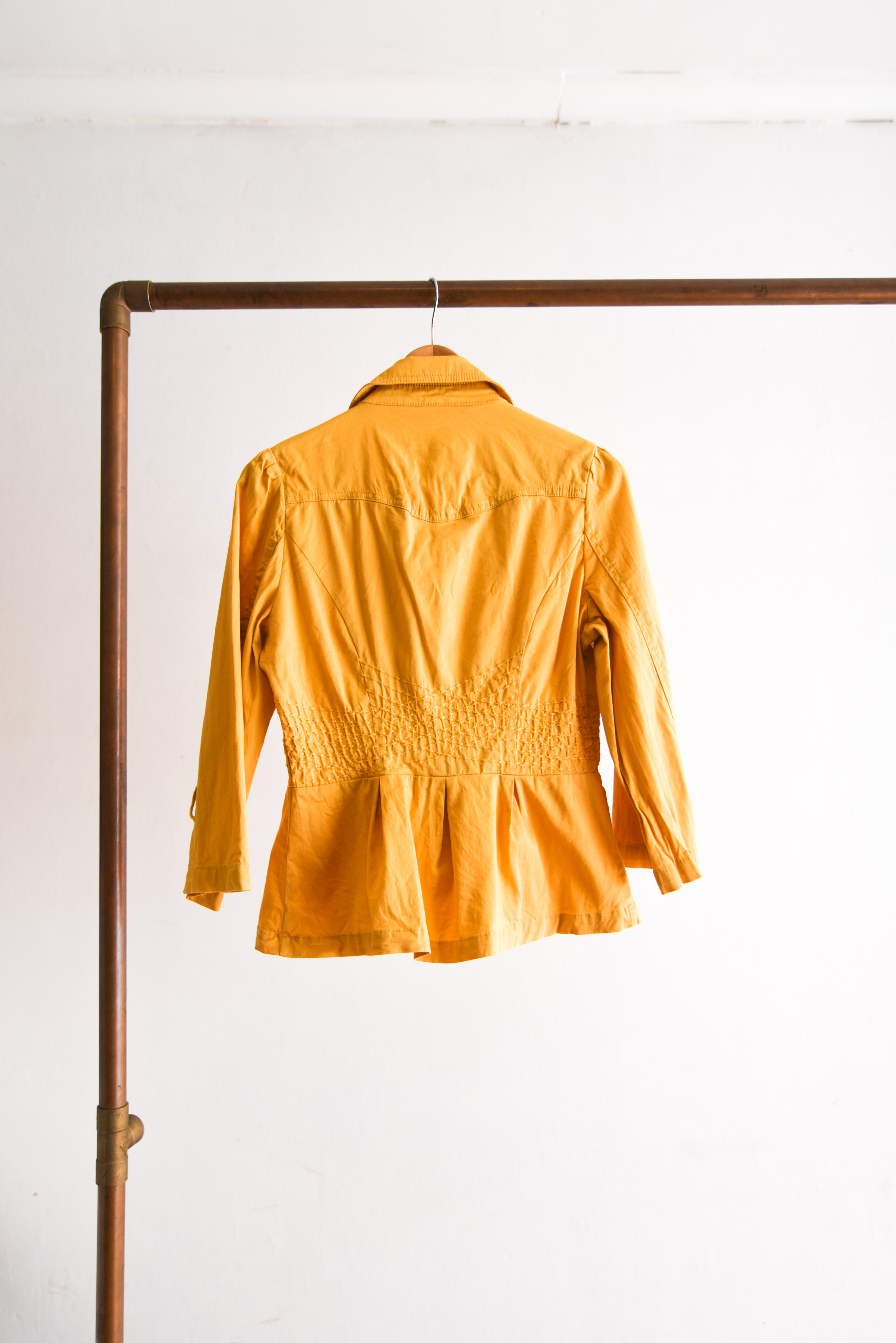 Chaqueta mostaza botones