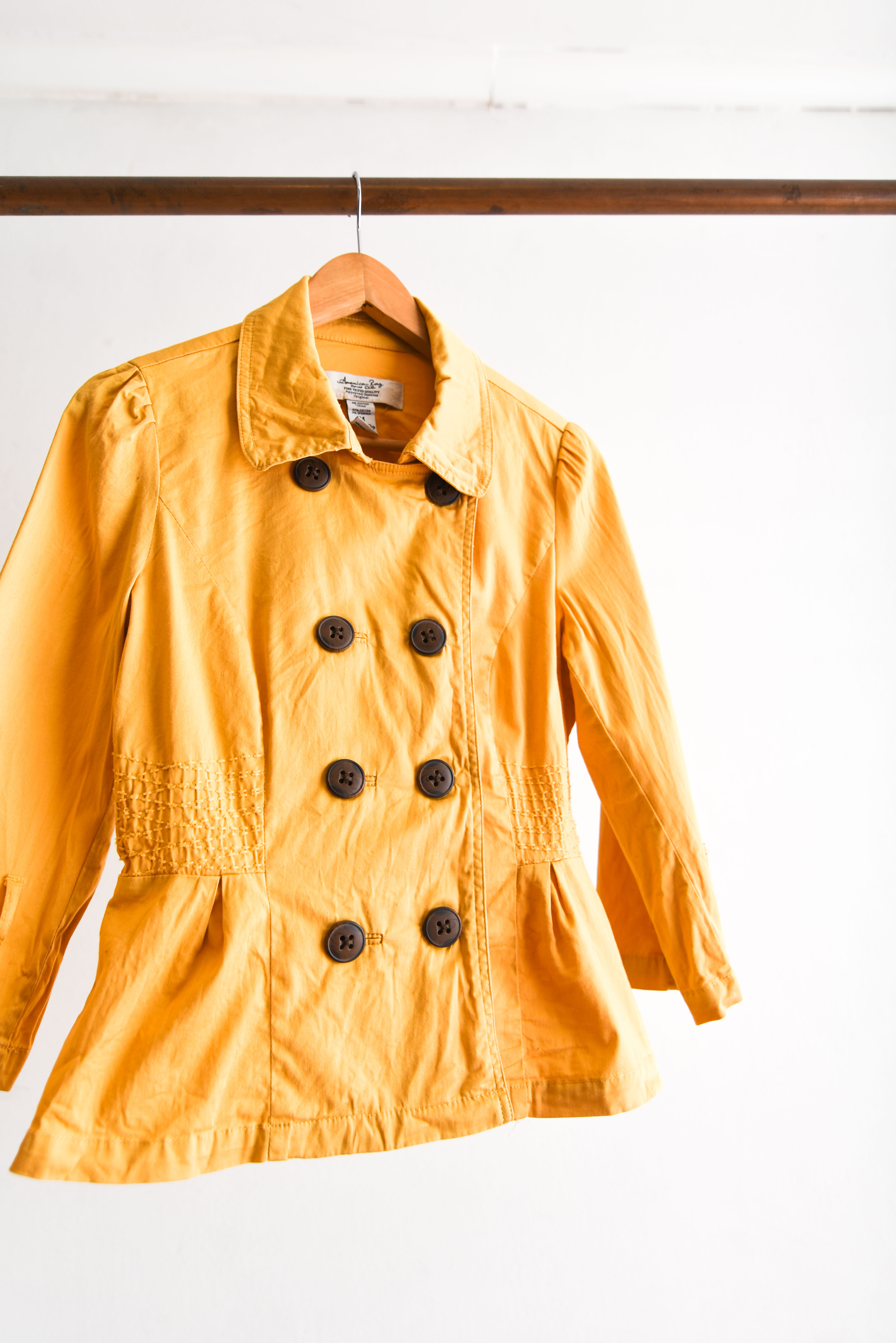 Chaqueta mostaza botones