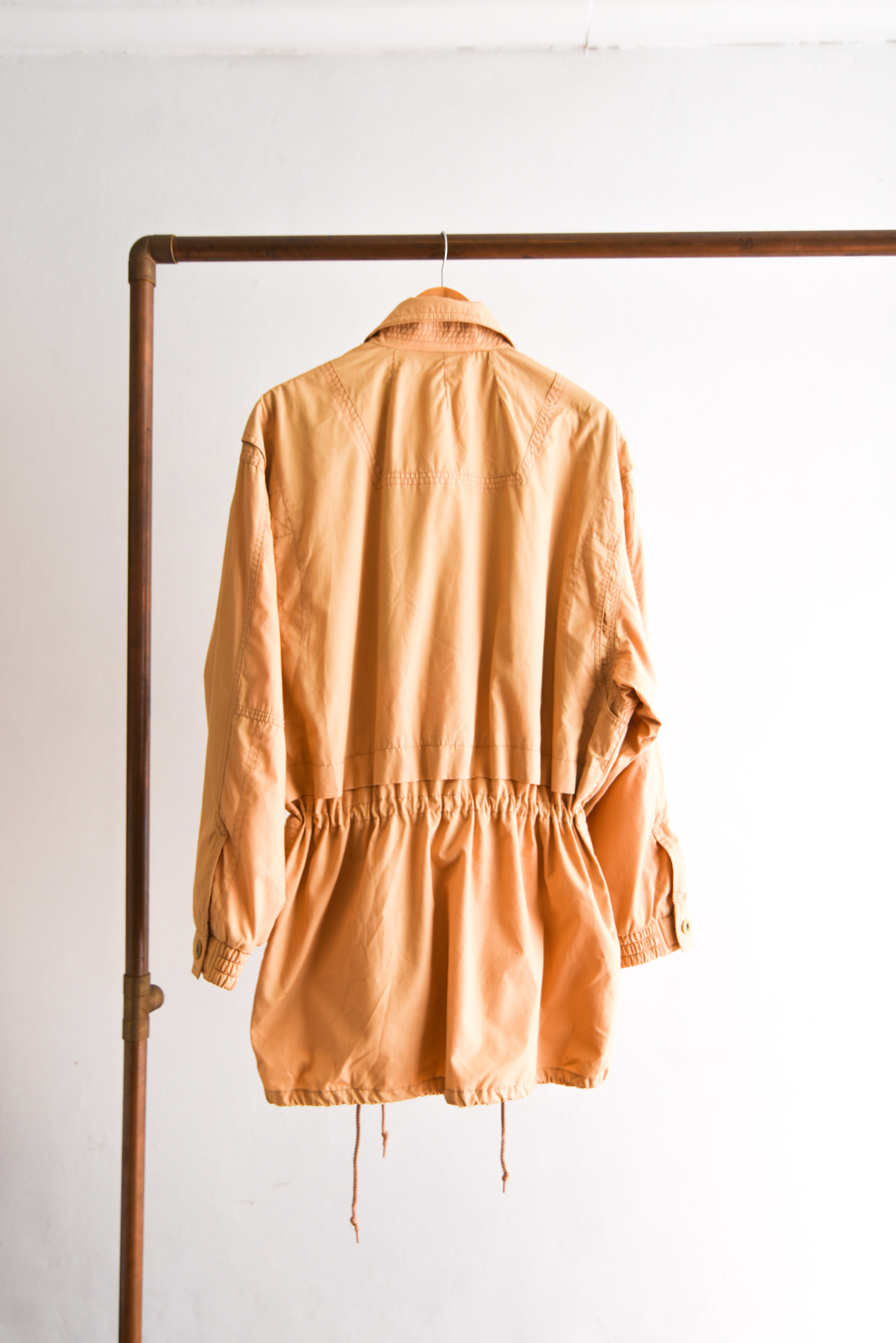 Chaqueta amarillo pastel acinturada