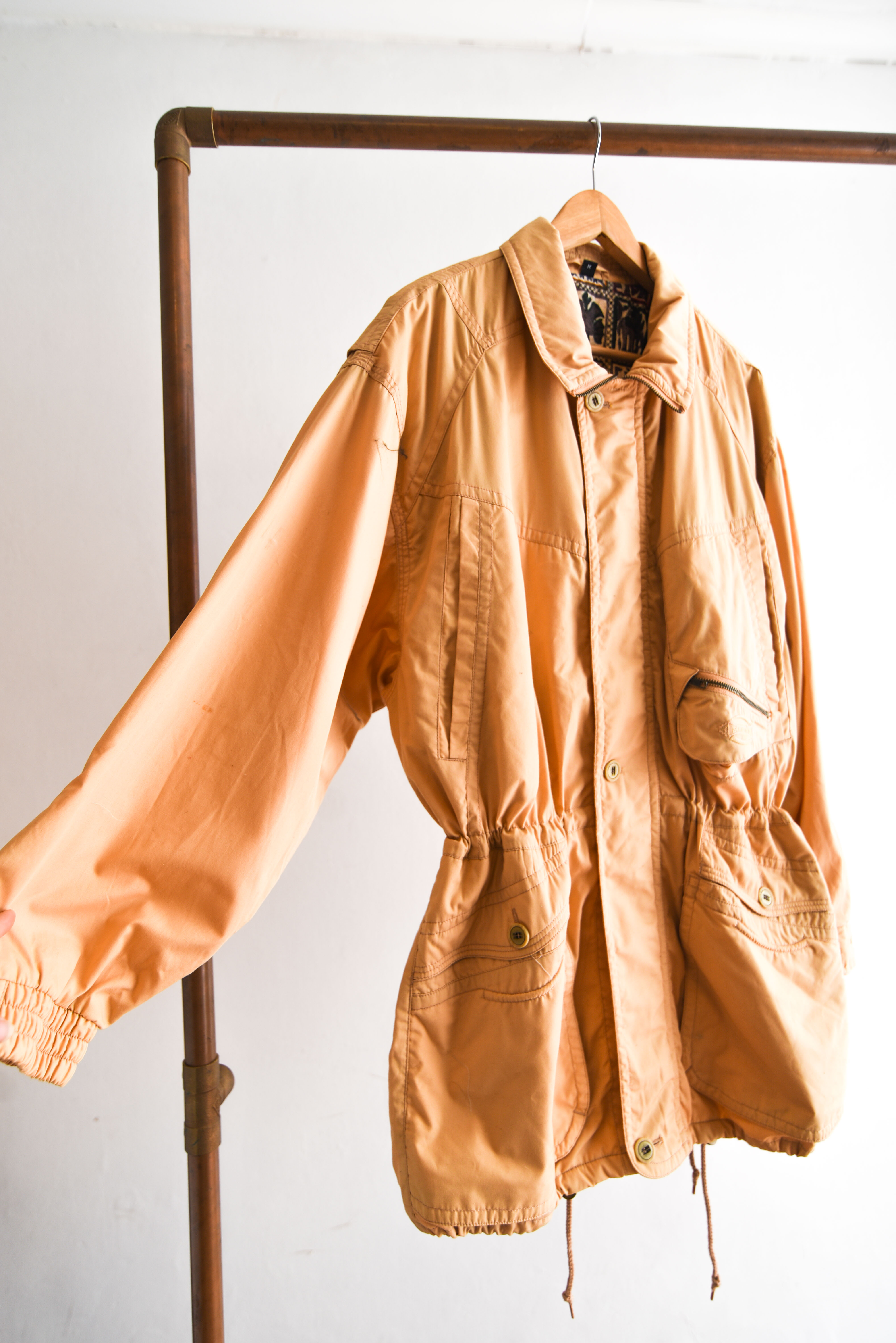 Chaqueta amarillo pastel acinturada