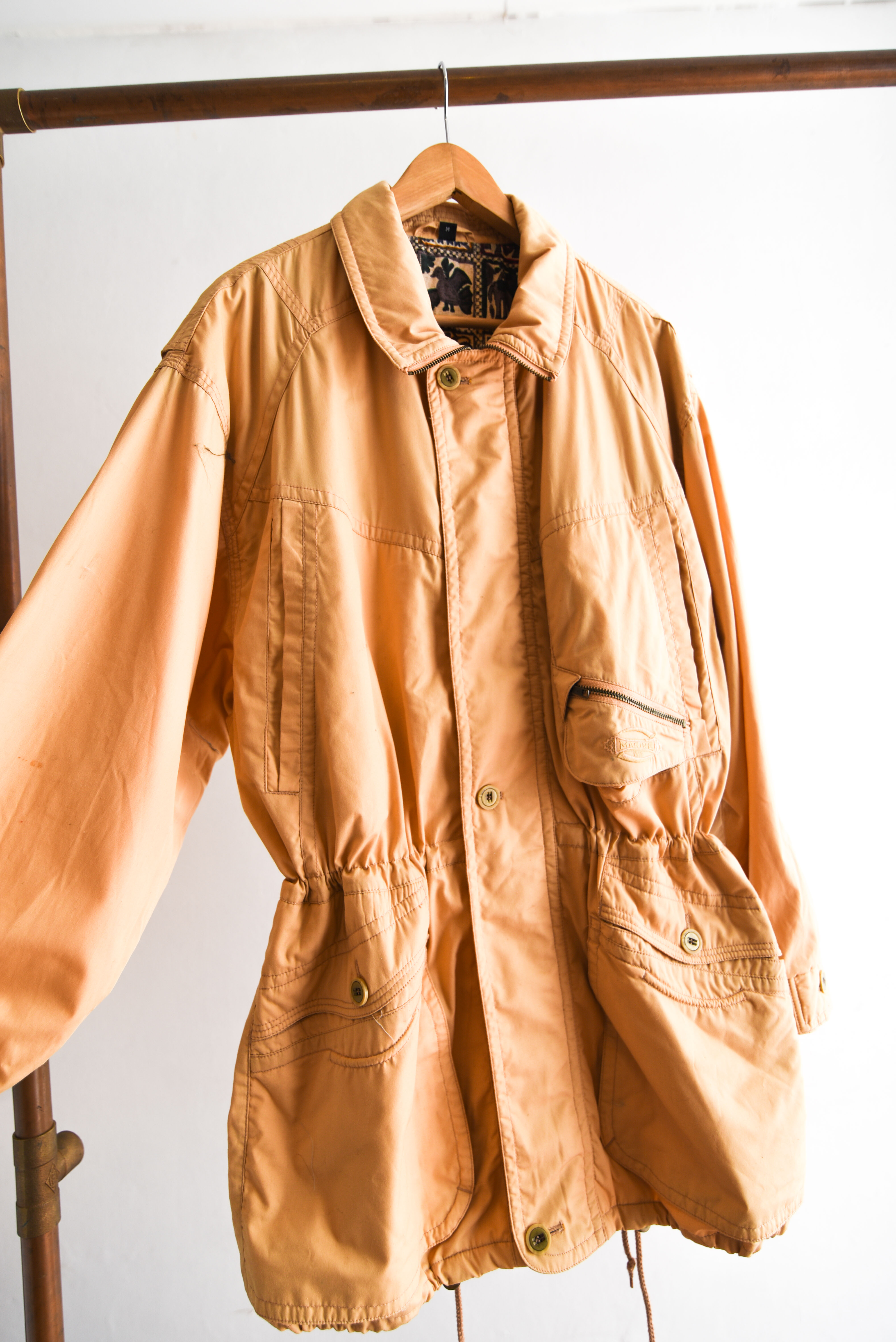 Chaqueta amarillo pastel acinturada