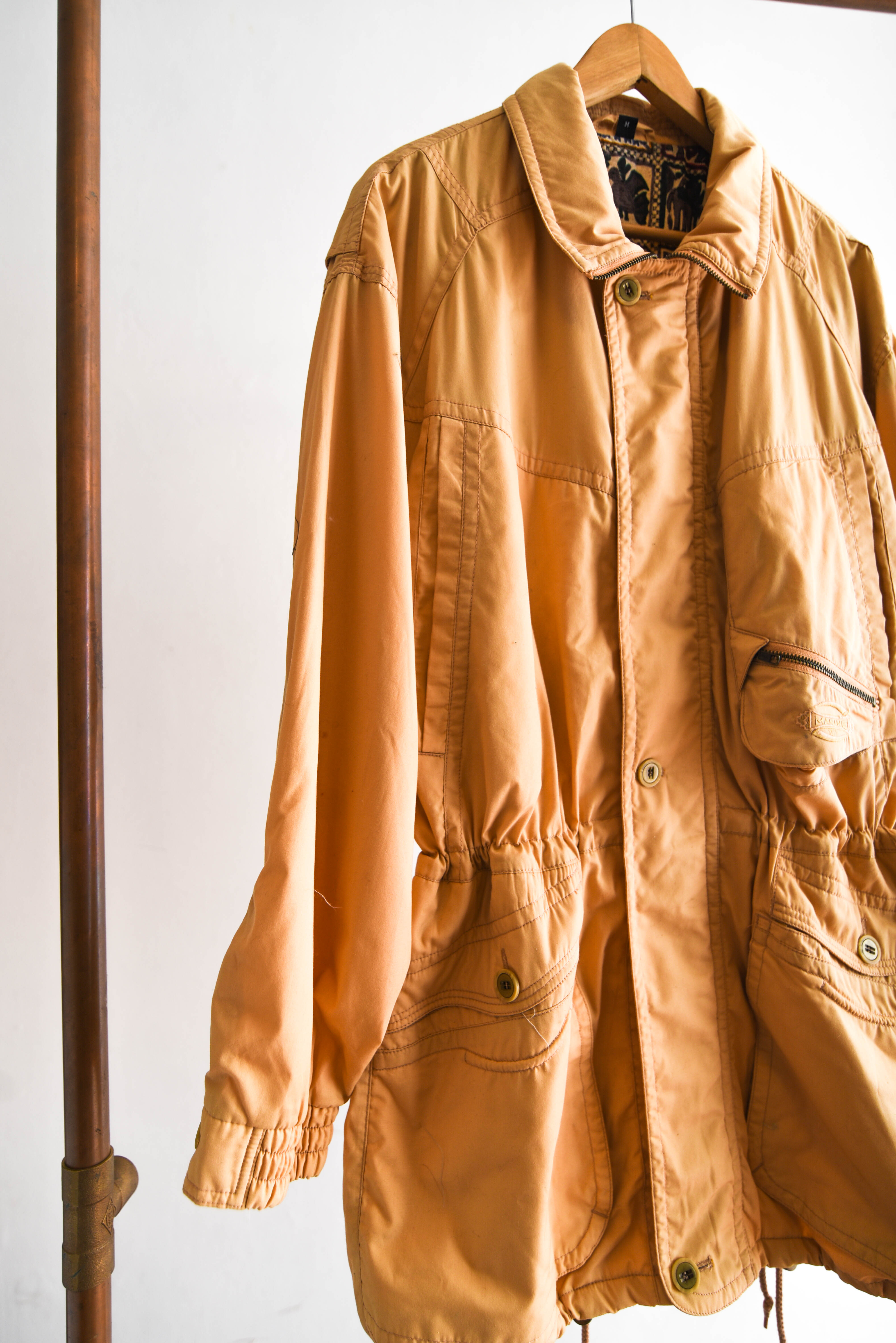 Chaqueta amarillo pastel acinturada