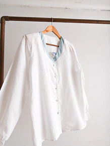 Blusa blanca vintage agua