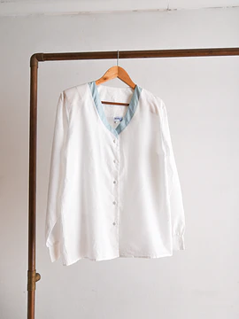 Blusa blanca vintage agua