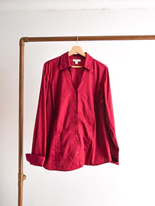 Camisa burdeo botones