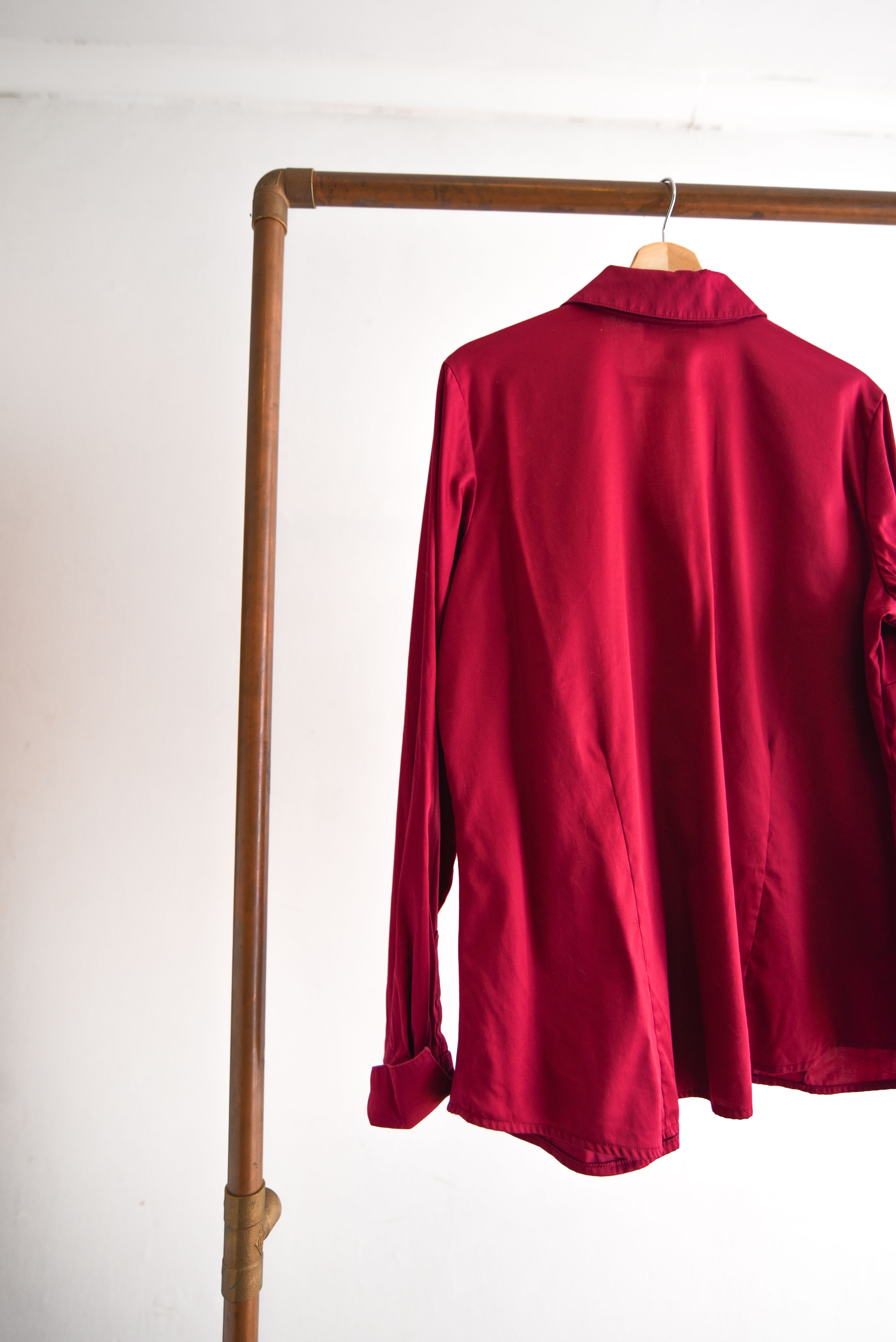 Camisa burdeo botones