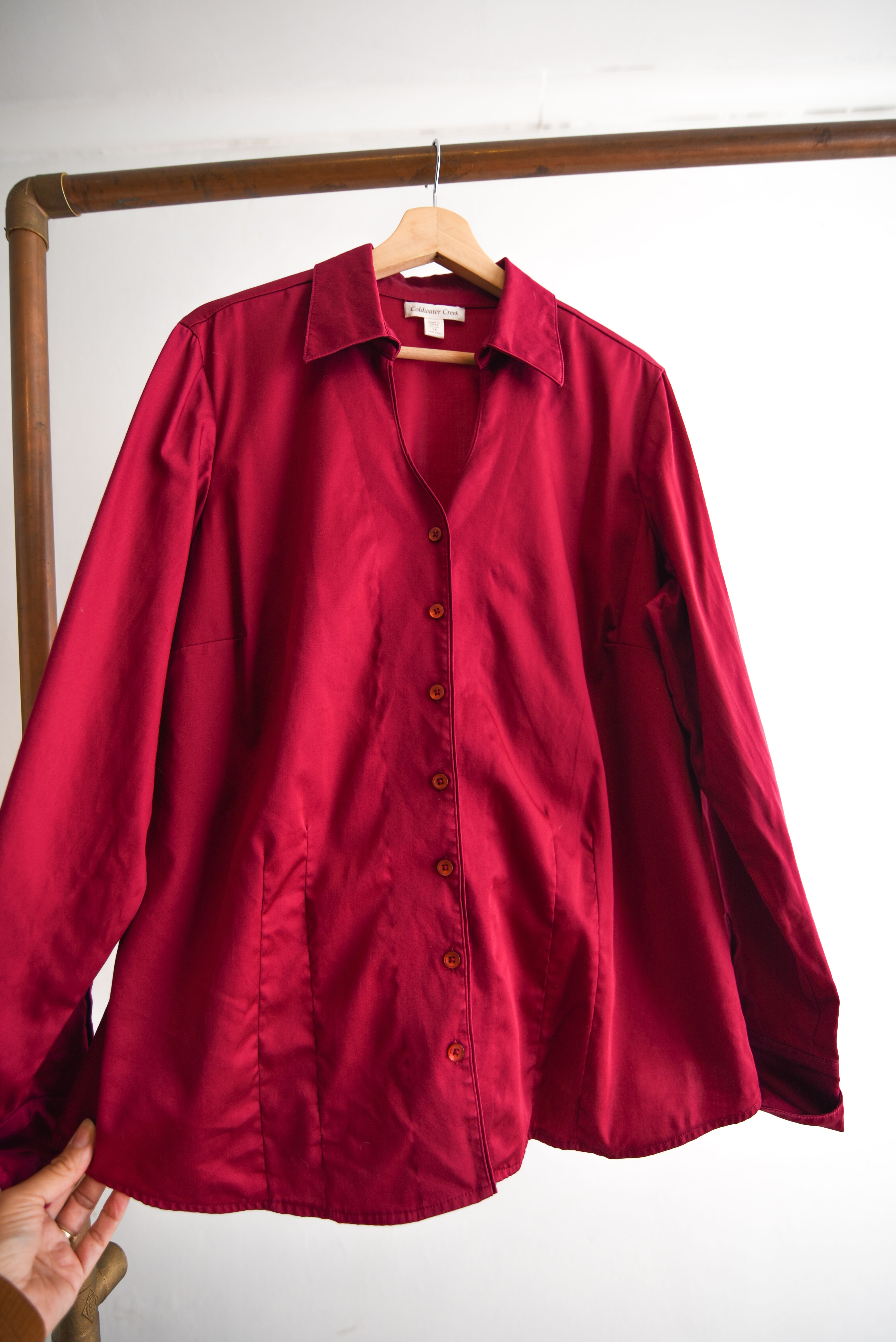 Camisa burdeo botones