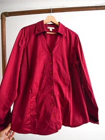 Camisa burdeo botones