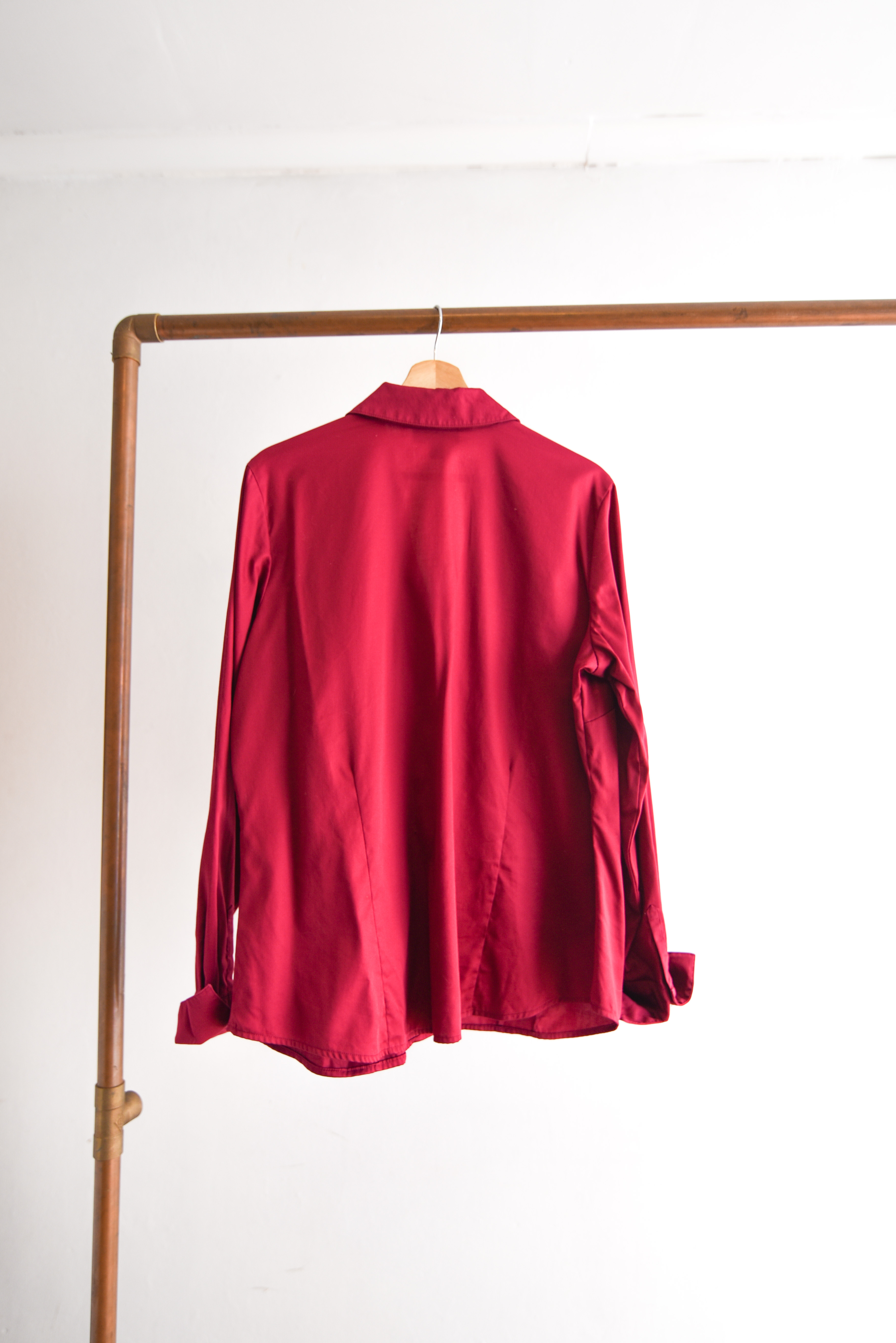 Camisa burdeo botones