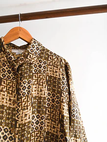 Blusa café silk figuras